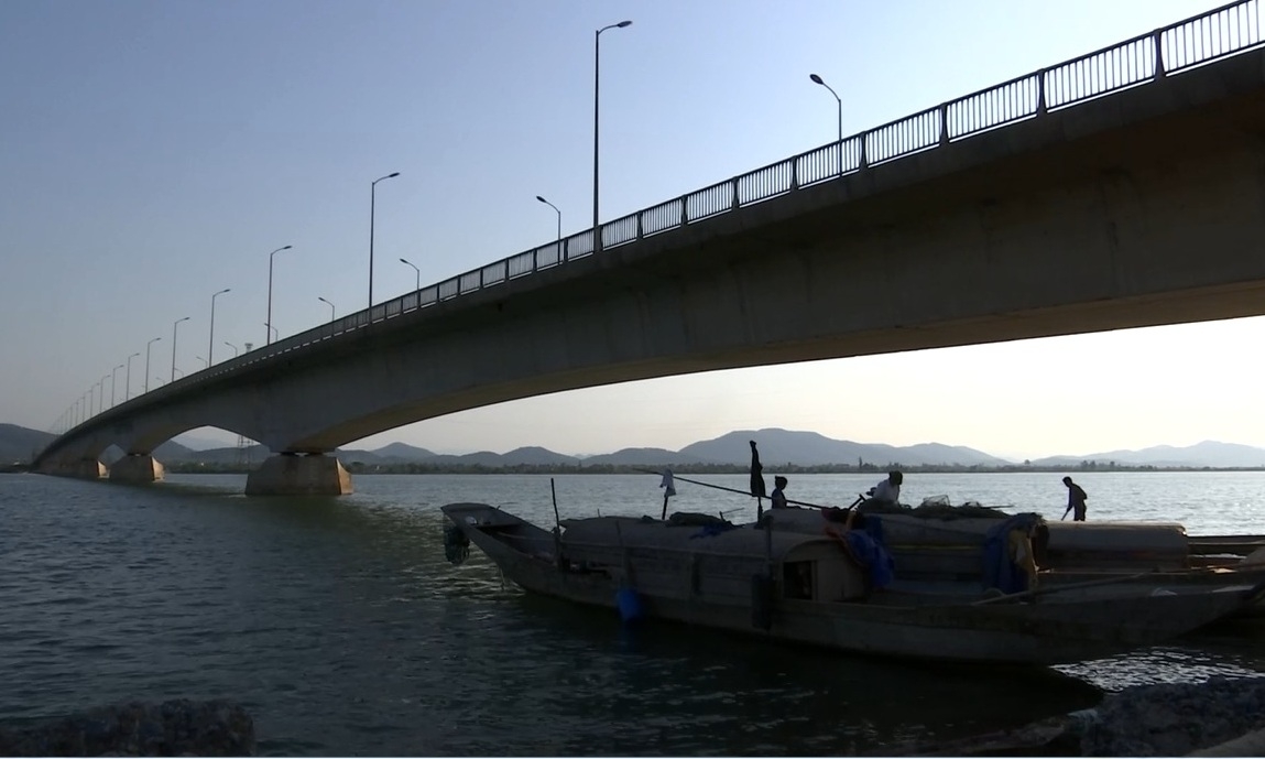 Một nh&acirc;n vi&ecirc;n thủy lợi nhảy cầu tự tử v&igrave; thua lỗ chứng kho&aacute;n- Ảnh 1.