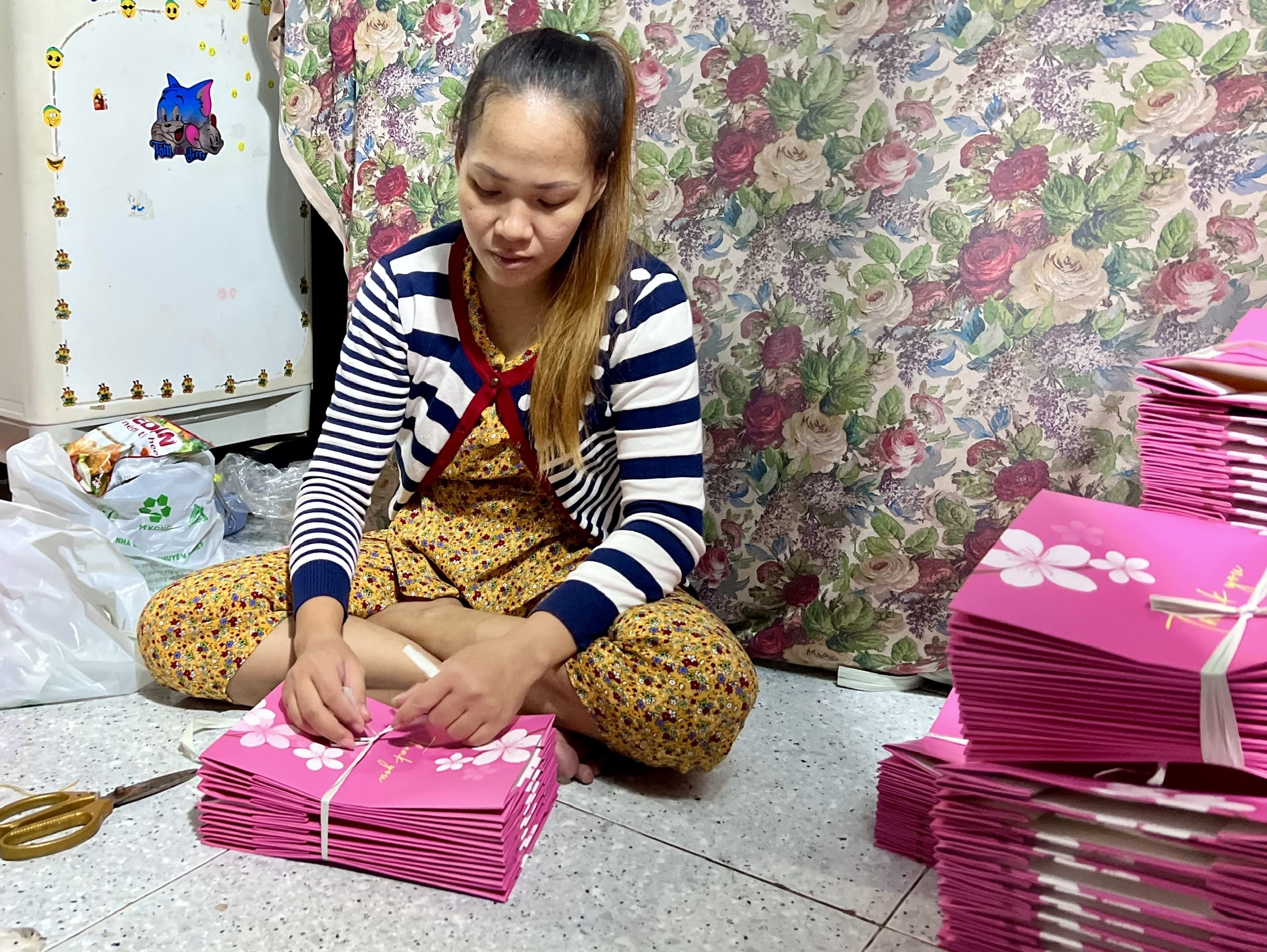 Công nhân bươn chải làm thêm- Ảnh 1.