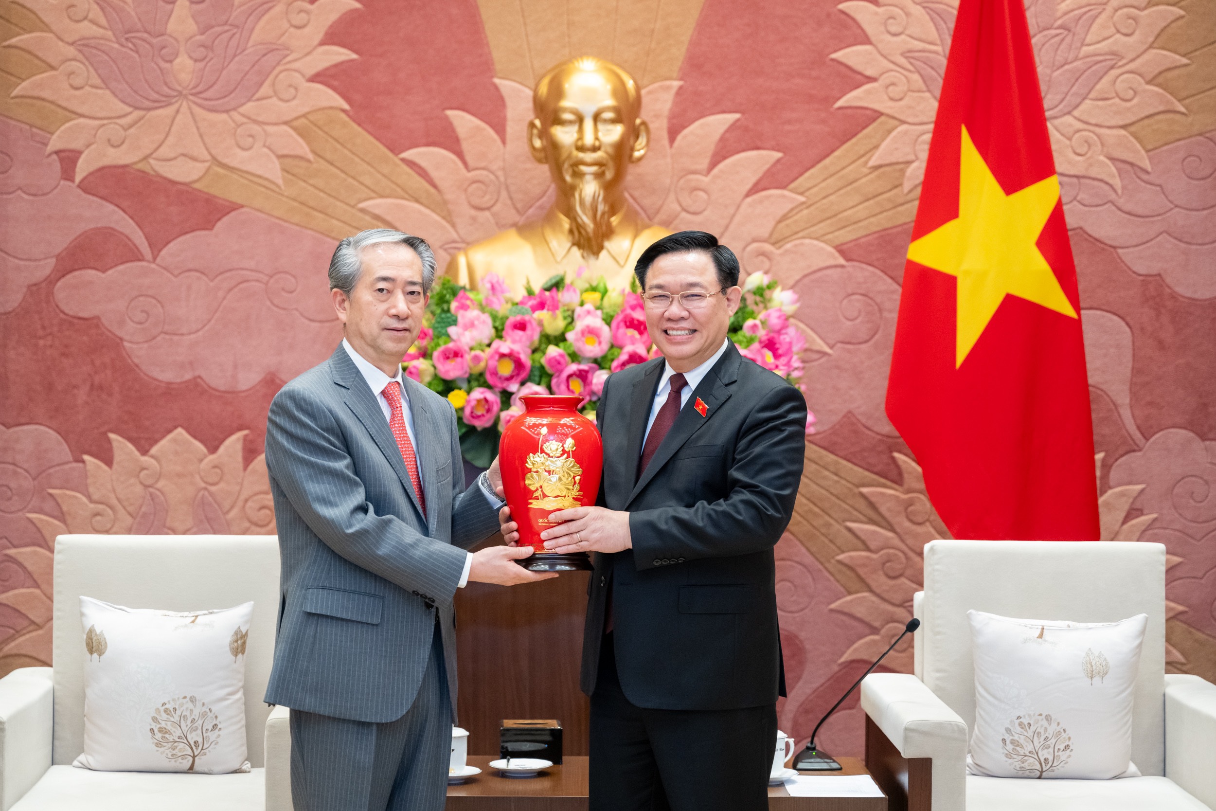 Chủ tịch Quốc hội Vương Đ&igrave;nh Huệ tiếp Đại sứ Trung Quốc H&ugrave;ng Ba- Ảnh 3.
