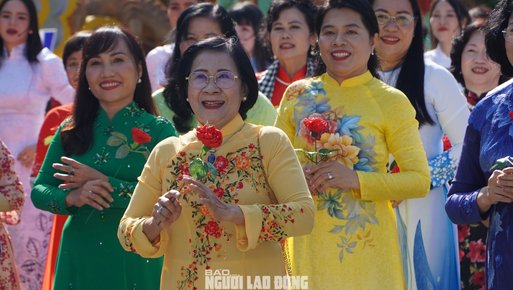 H&agrave;ng ng&agrave;n t&agrave; &aacute;o d&agrave;i tung bay tr&ecirc;n đường phố TP HCM- Ảnh 3.