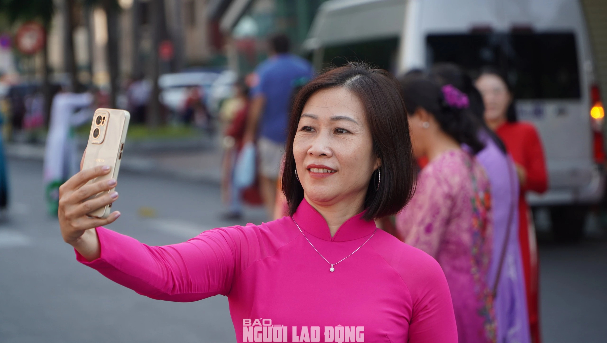 H&agrave;ng ng&agrave;n t&agrave; &aacute;o d&agrave;i tung bay tr&ecirc;n đường phố TP HCM- Ảnh 7.