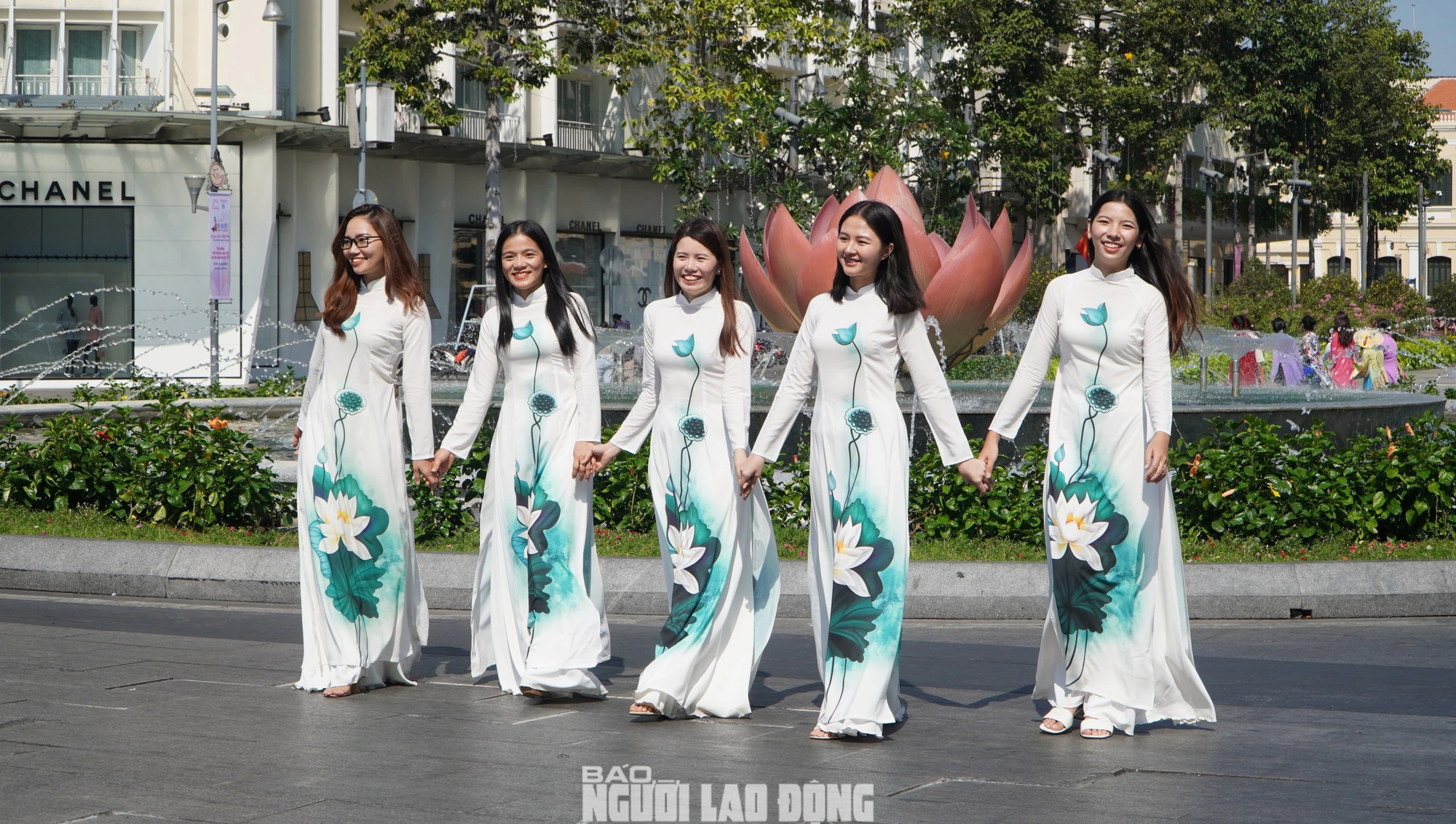H&agrave;ng ng&agrave;n t&agrave; &aacute;o d&agrave;i tung bay tr&ecirc;n đường phố TP HCM- Ảnh 9.