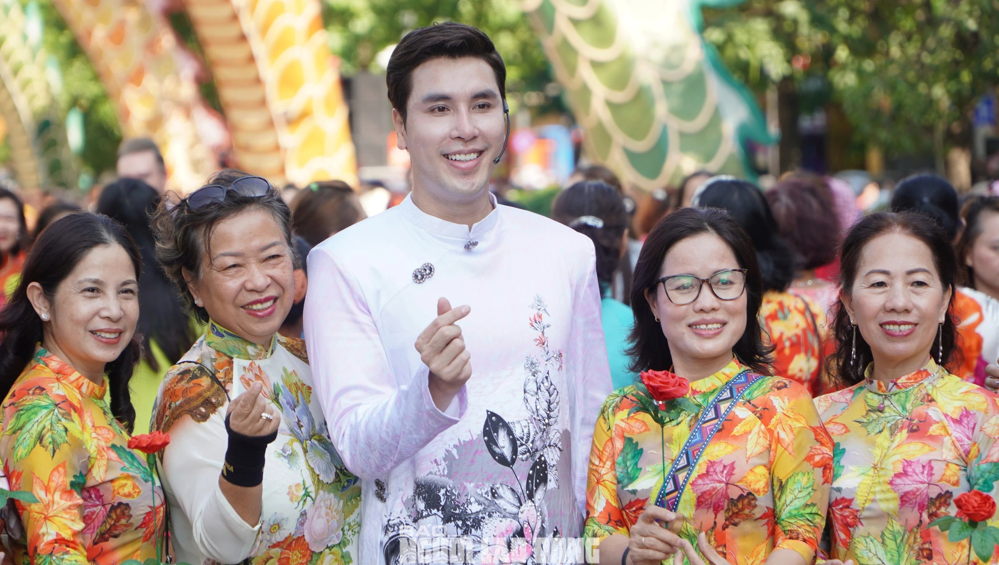 H&agrave;ng ng&agrave;n t&agrave; &aacute;o d&agrave;i tung bay tr&ecirc;n đường phố TP HCM- Ảnh 12.