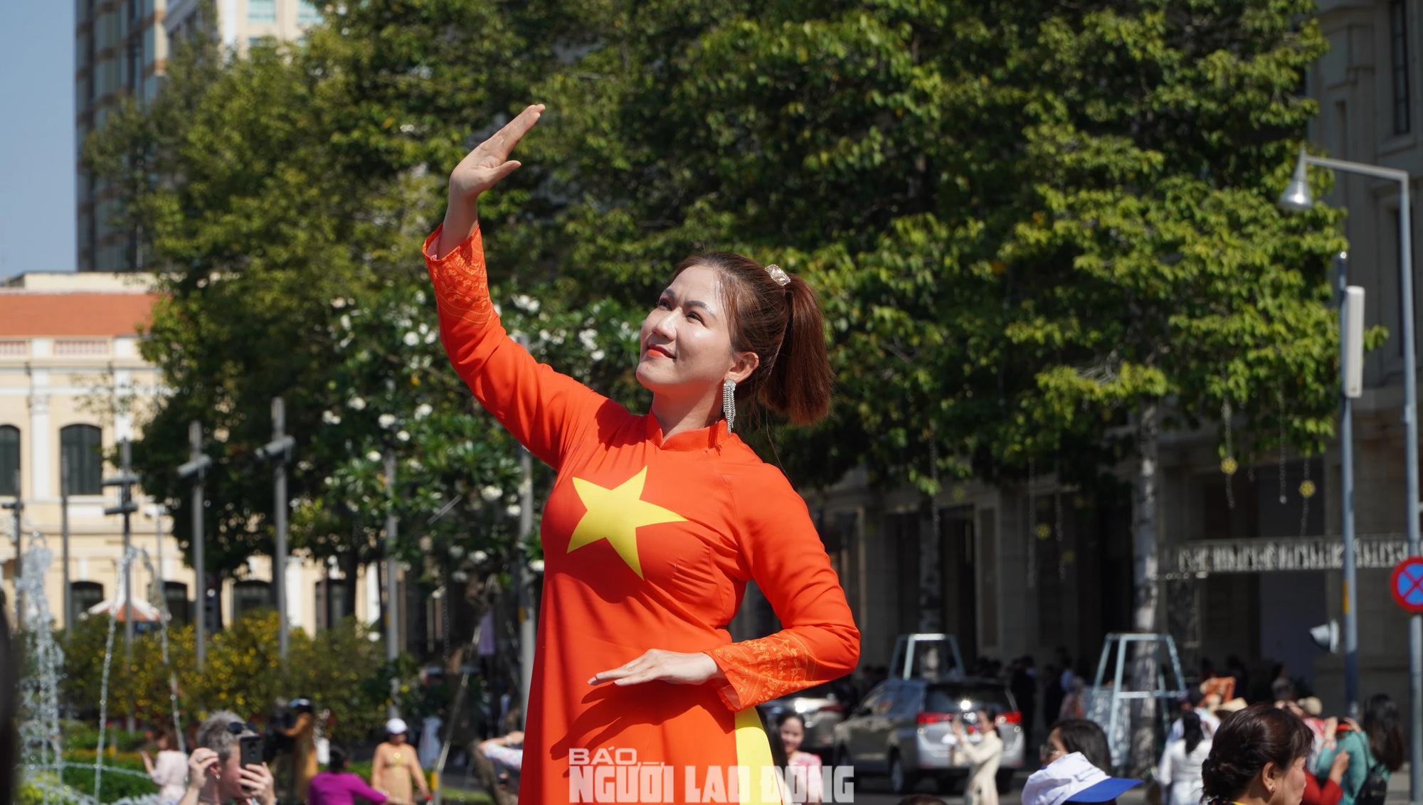 H&agrave;ng ng&agrave;n t&agrave; &aacute;o d&agrave;i tung bay tr&ecirc;n đường phố TP HCM- Ảnh 13.