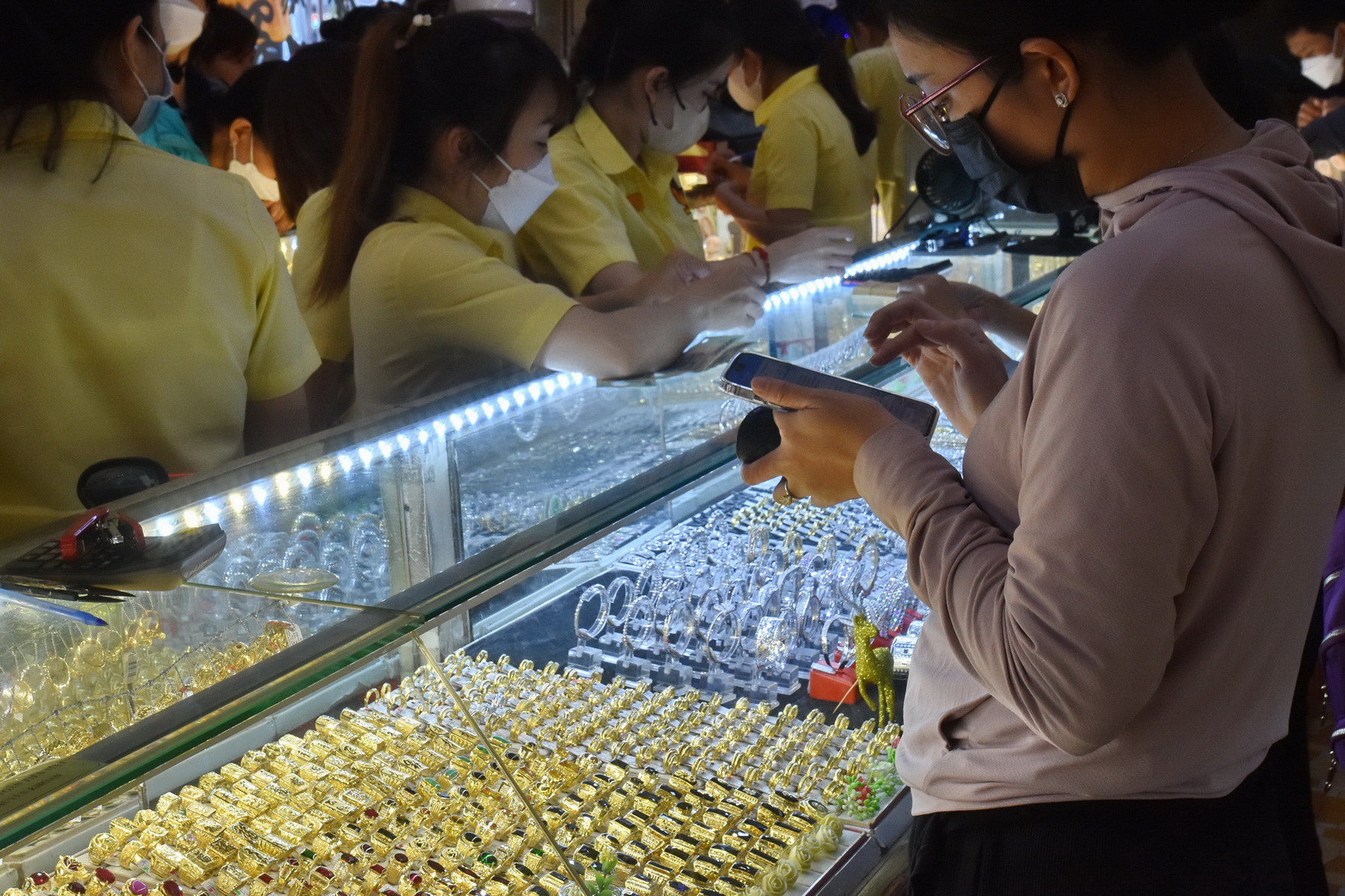 Giá vàng hôm nay, 9-3: Tăng mạnh, lập kỷ lục mới- Ảnh 1.
