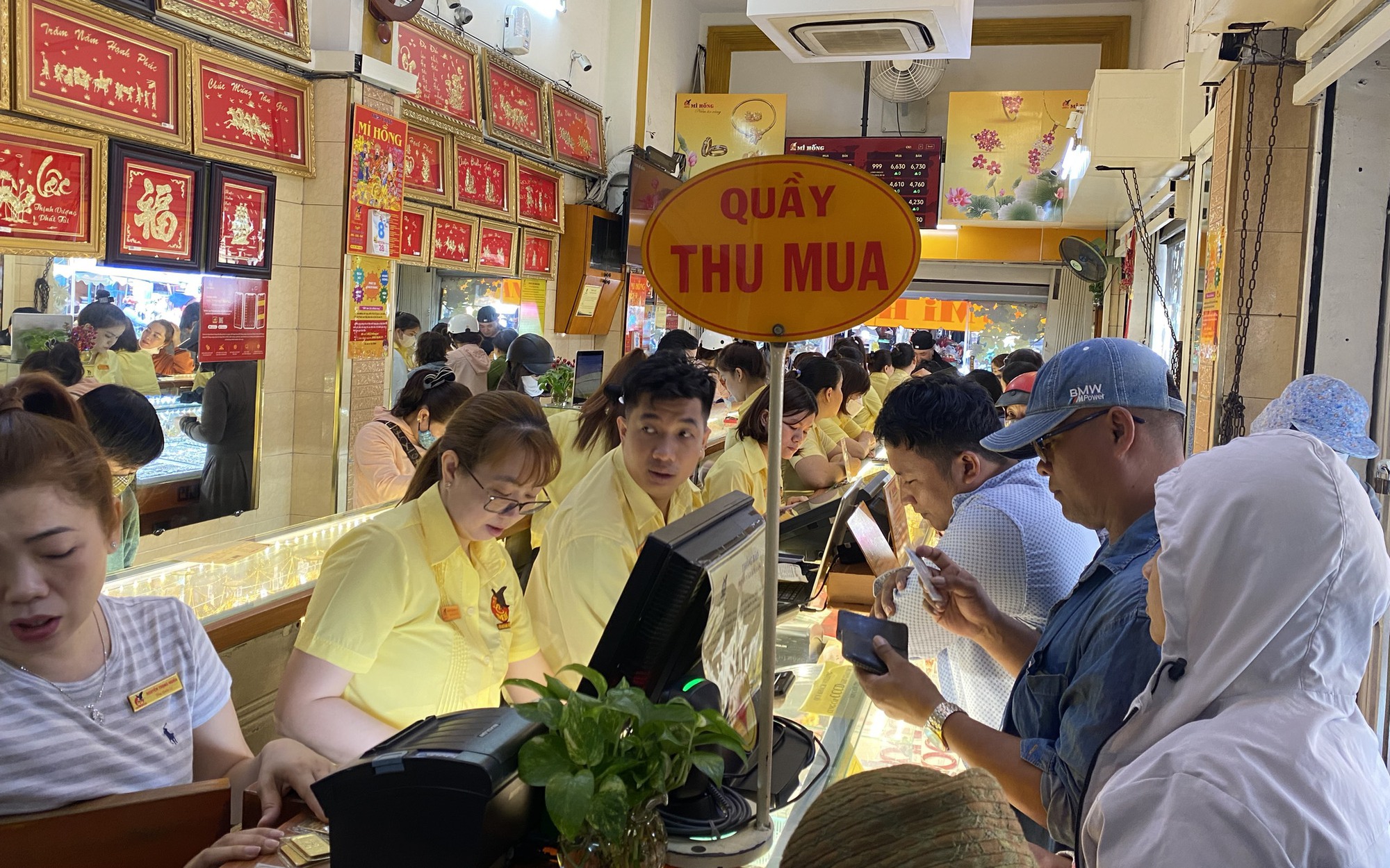 Giá vàng hôm nay, 8-3: Vàng nhẫn vượt 69 triệu đồng, người dân đua nhau bán vàng SJC