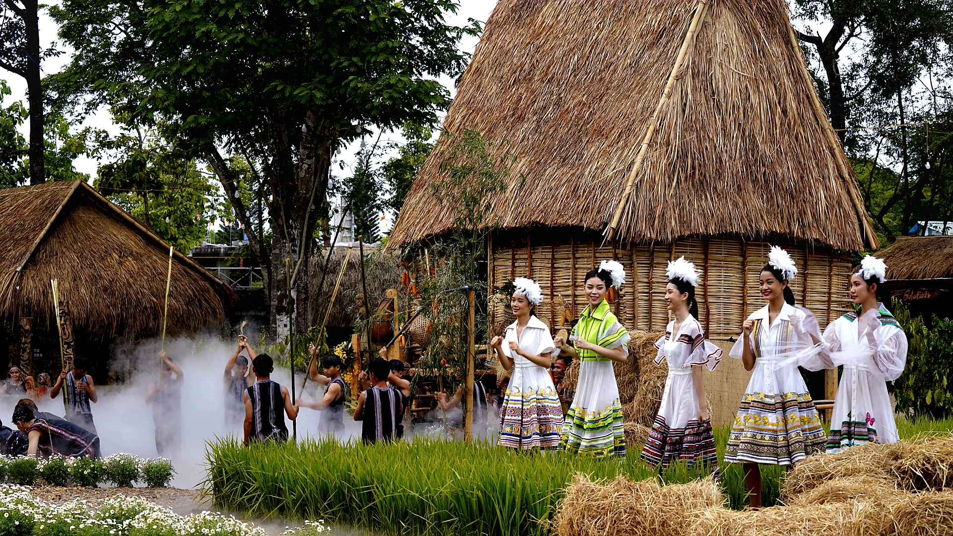 S&ocirc;i động chương tr&igrave;nh nghệ thuật 
