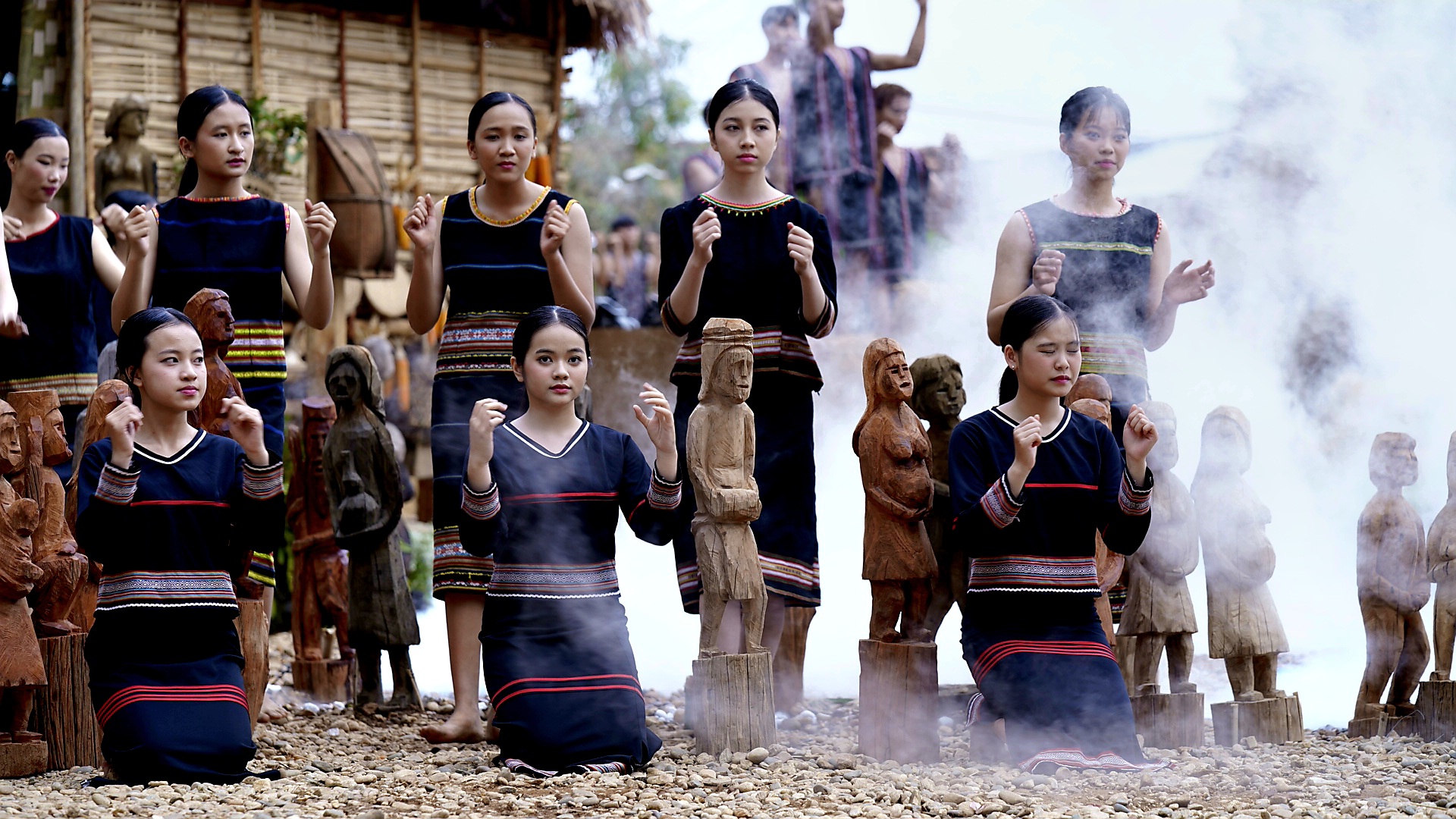 S&ocirc;i động chương tr&igrave;nh nghệ thuật 