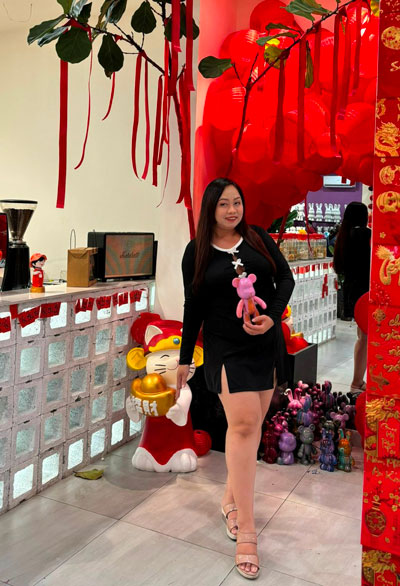 Bạn trẻ Quỳnh My (quận 1, TP HCM) hào hứng chụp ảnh check-in cùng chú Bearbrick tự tay cô hoàn thiện.