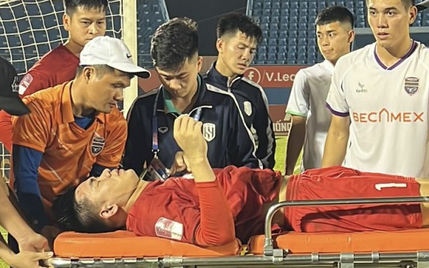 Thủ môn SLNA gục ngã, được đưa đi cấp cứu