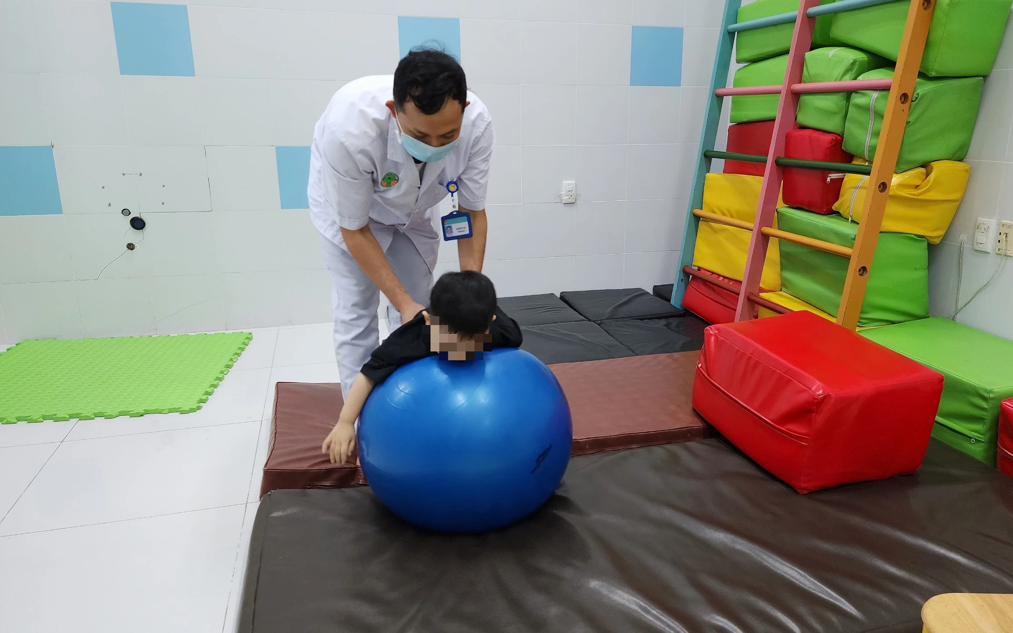 Lần đầu tiên, nhà khoa học Việt phát hiện đột biến gien gây tăng nguy cơ tự kỉ ở trẻ