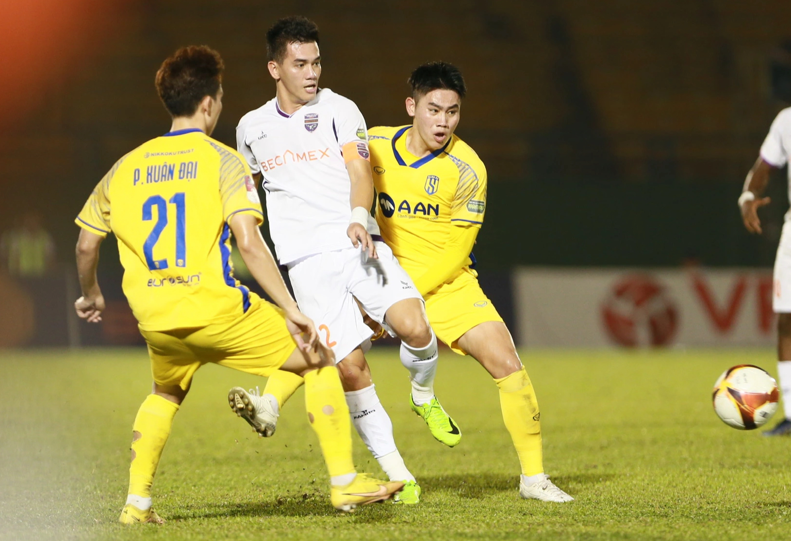 Tiến Linh nổ súng, báo tin vui cho HLV Troussier- Ảnh 9.