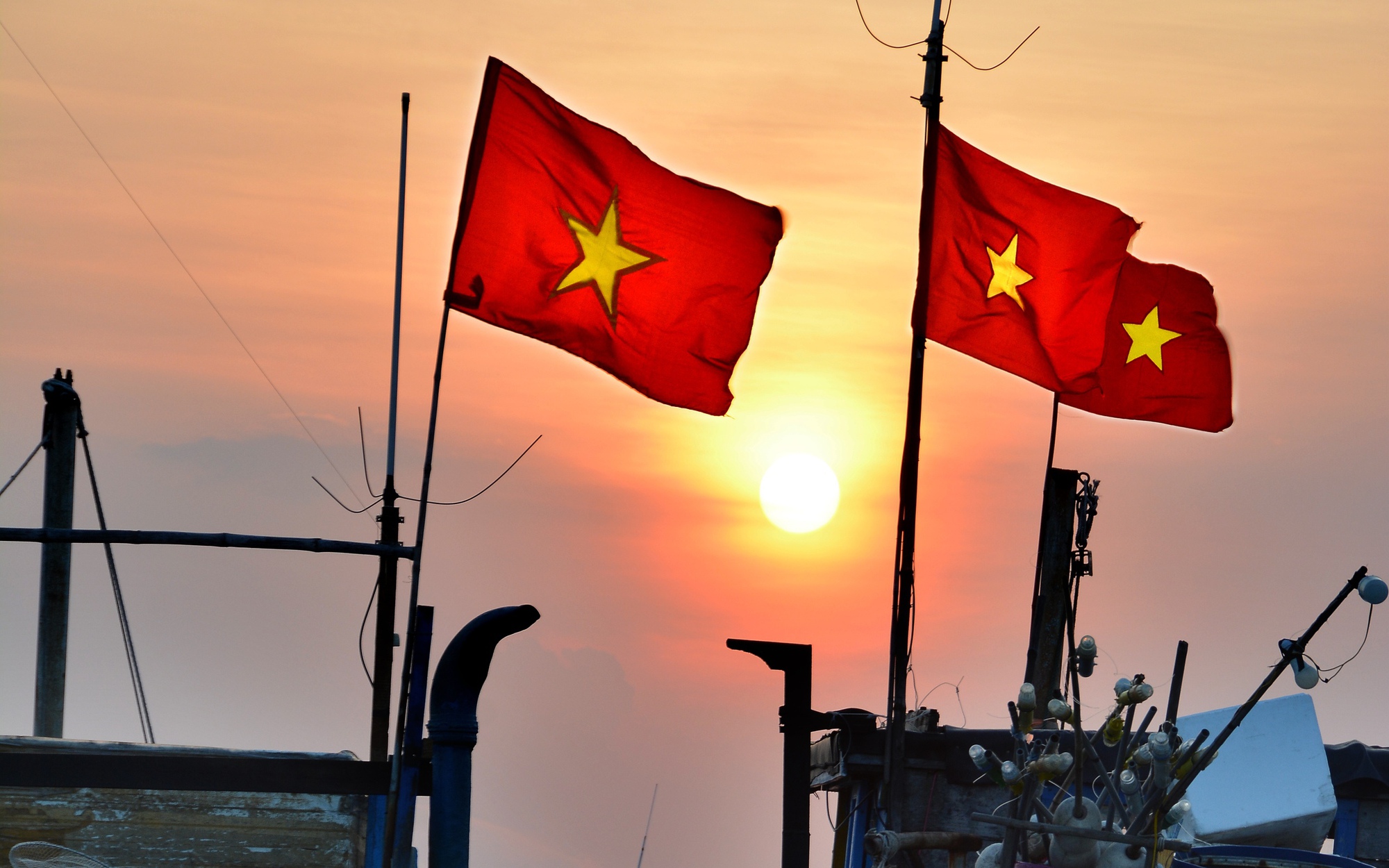 Ảnh đẹp trong tuần: Quốc kỳ trên những con tàu