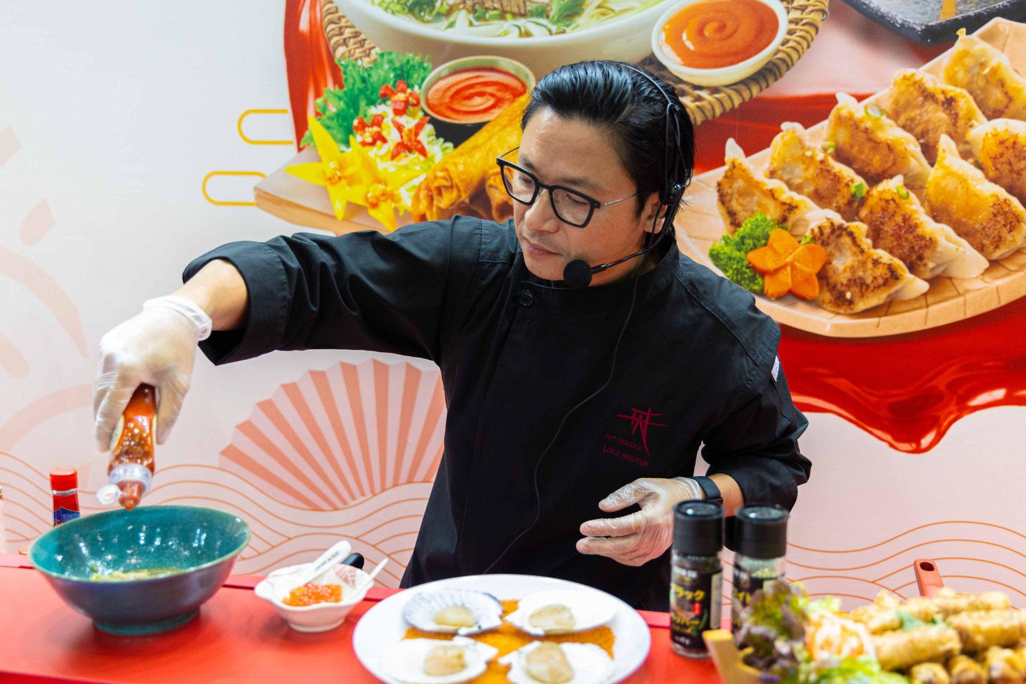 Thực kh&aacute;ch xếp h&agrave;ng đợi thưởng thức đặc sản Việt c&ugrave;ng tương ớt Chin-su Sriracha tại Foodex Nhật Bản 2024- Ảnh 2.