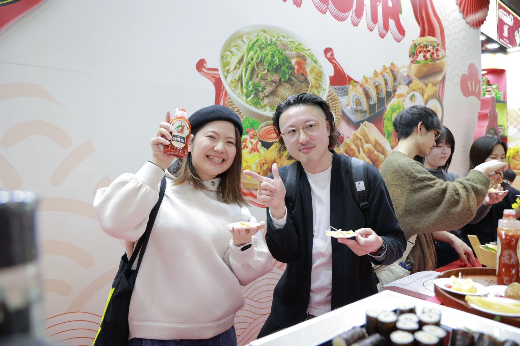 Thực kh&aacute;ch xếp h&agrave;ng đợi thưởng thức đặc sản Việt c&ugrave;ng tương ớt Chin-su Sriracha tại Foodex Nhật Bản 2024- Ảnh 3.