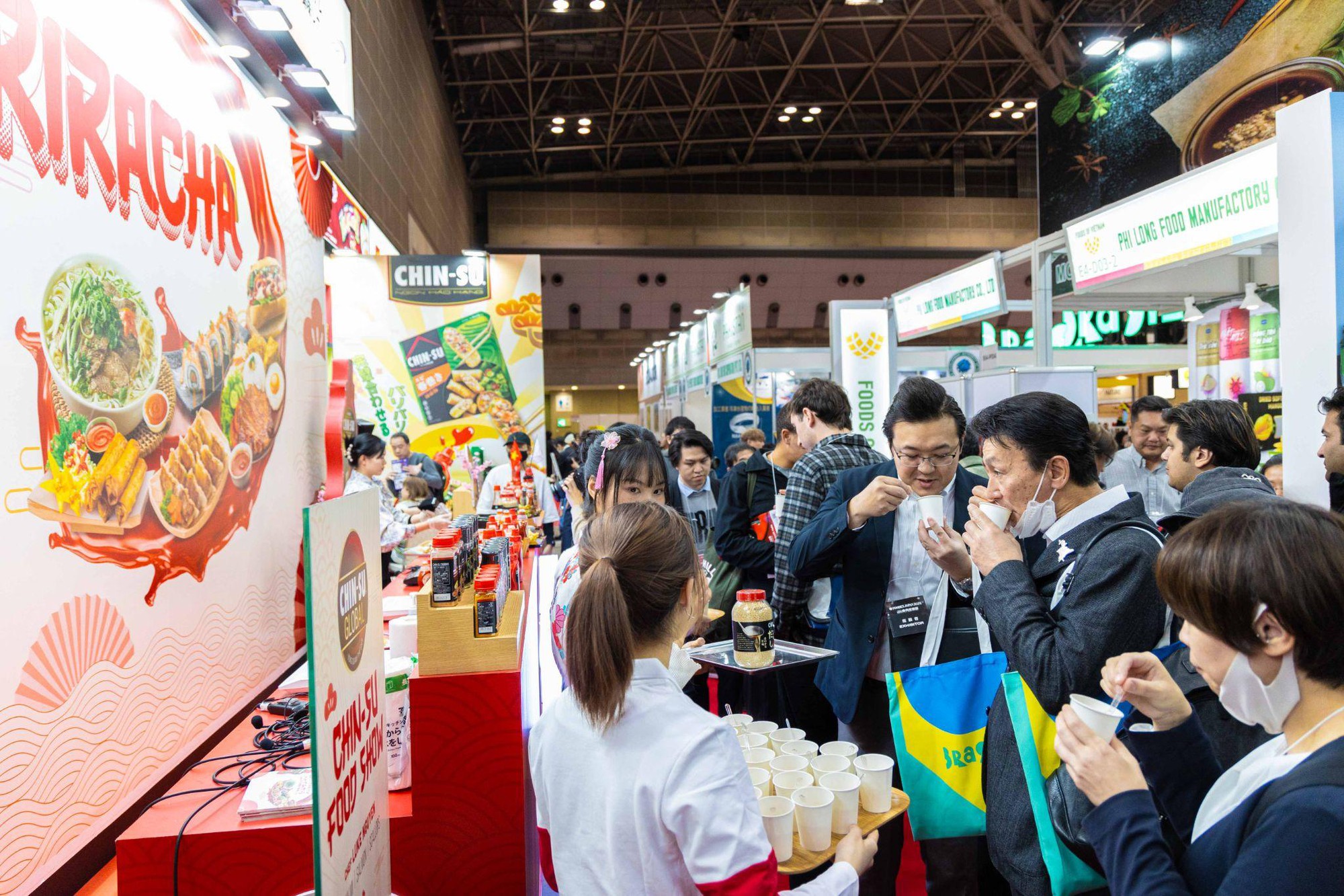 Thực kh&aacute;ch xếp h&agrave;ng đợi thưởng thức đặc sản Việt c&ugrave;ng tương ớt Chin-su Sriracha tại Foodex Nhật Bản 2024- Ảnh 4.