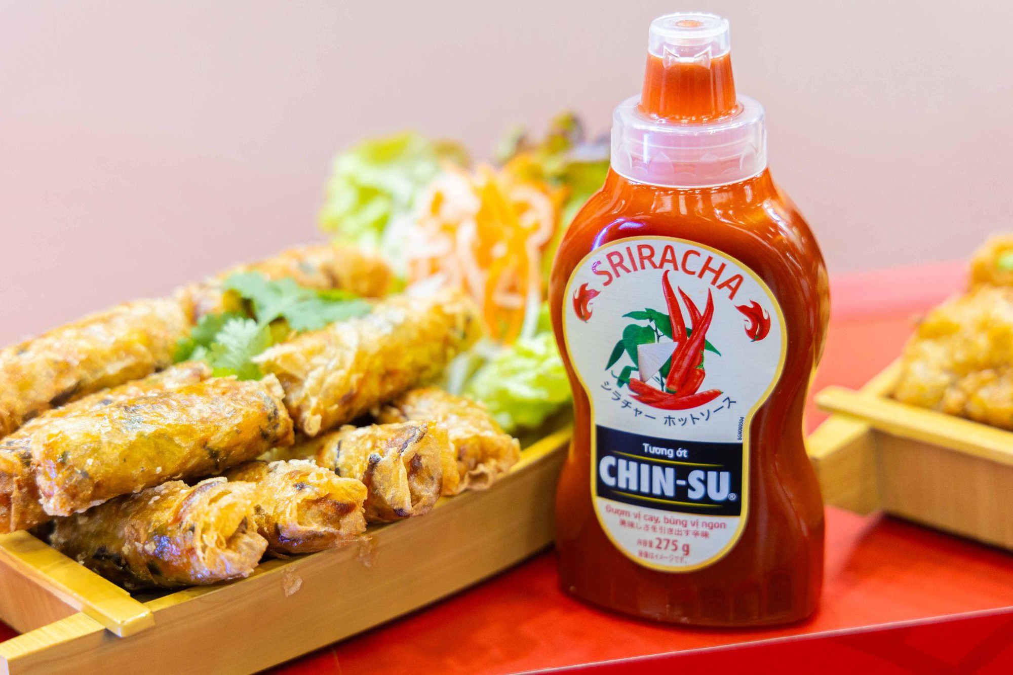 Thực kh&aacute;ch xếp h&agrave;ng đợi thưởng thức đặc sản Việt c&ugrave;ng tương ớt Chin-su Sriracha tại Foodex Nhật Bản 2024- Ảnh 5.