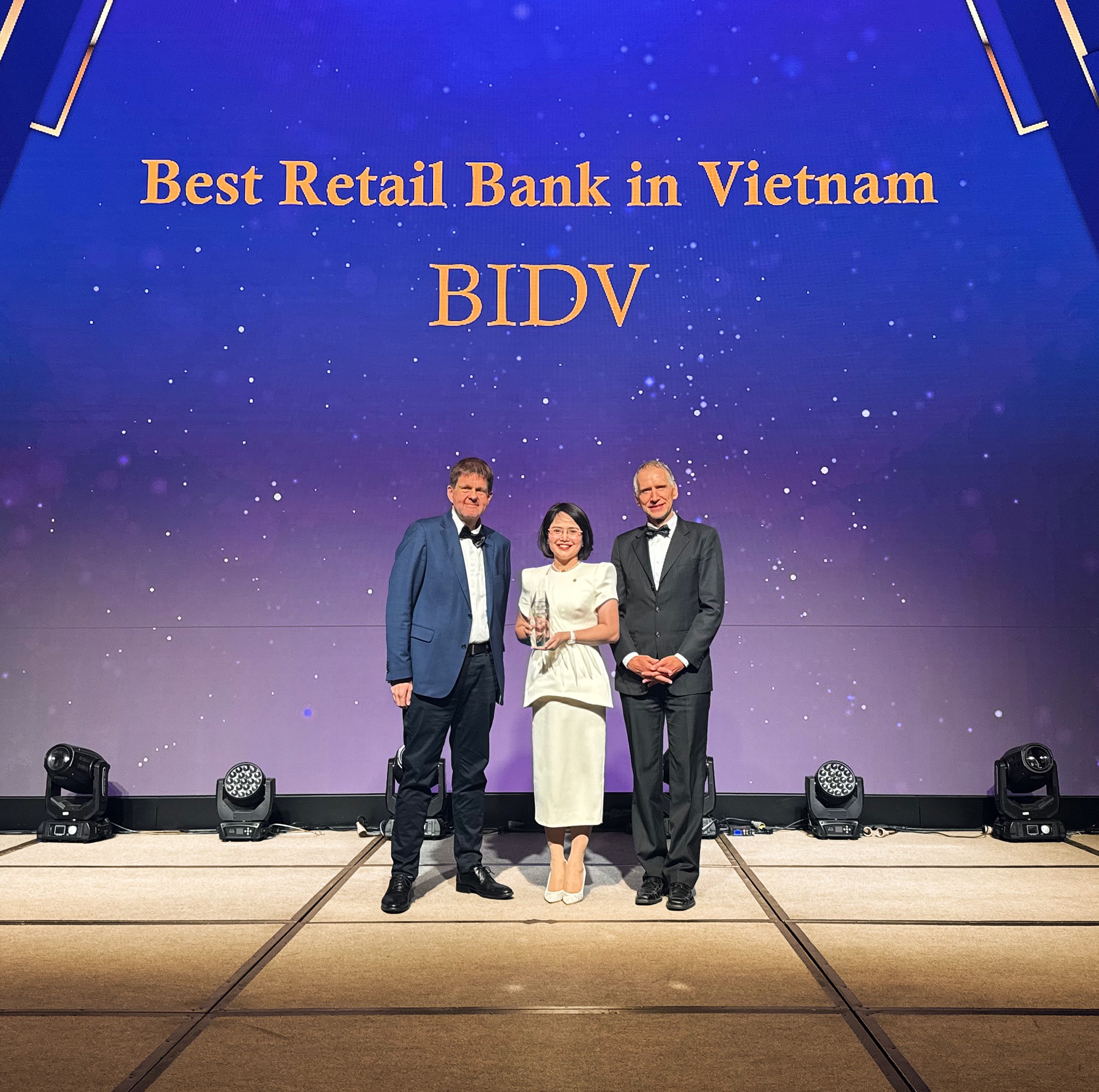 BIDV lập kỷ lục 9 lần nhận giải thưởng Ng&acirc;n h&agrave;ng B&aacute;n lẻ tốt nhất Việt Nam- Ảnh 1.