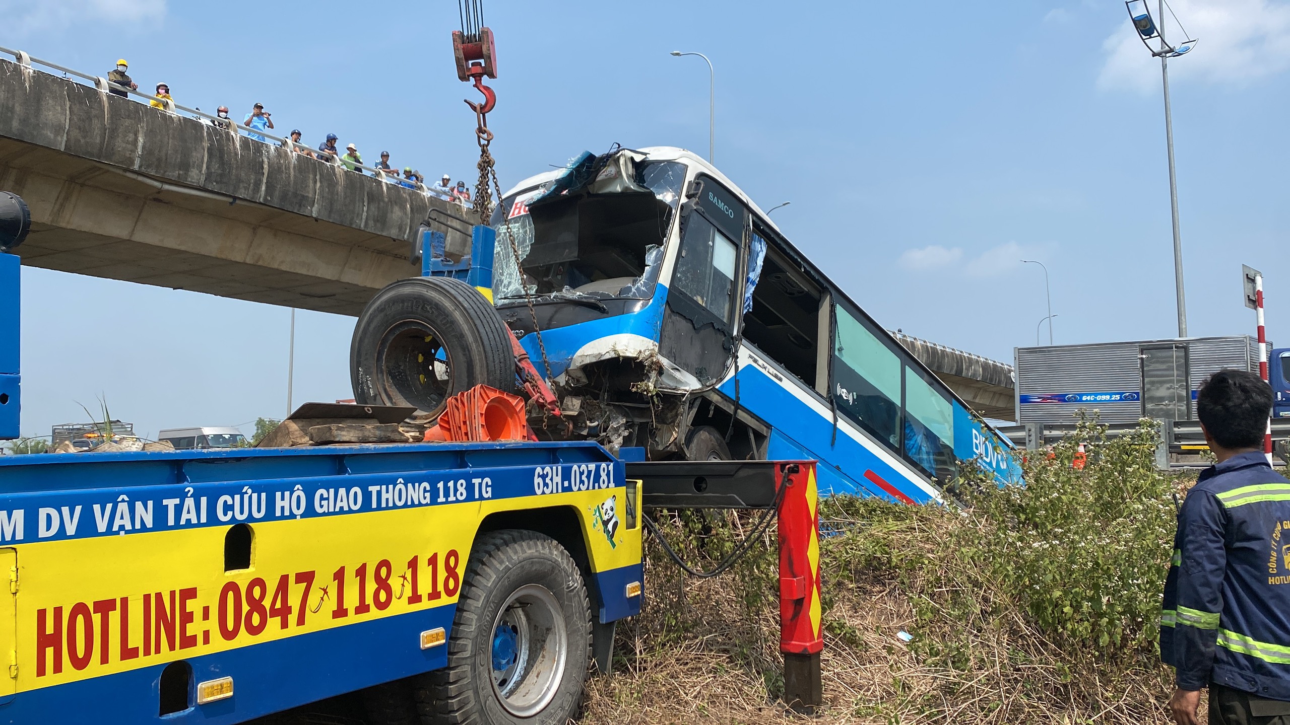 VIDEO: Hiện trường xe kh&aacute;ch văng khỏi đường cao tốc TP HCM - Trung Lương- Ảnh 5.