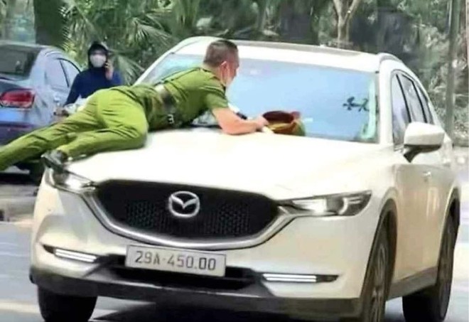 Nam thanh niên xăm trổ điều khiển xe Mazda CX5 tông công an lên nắp capo- Ảnh 3.