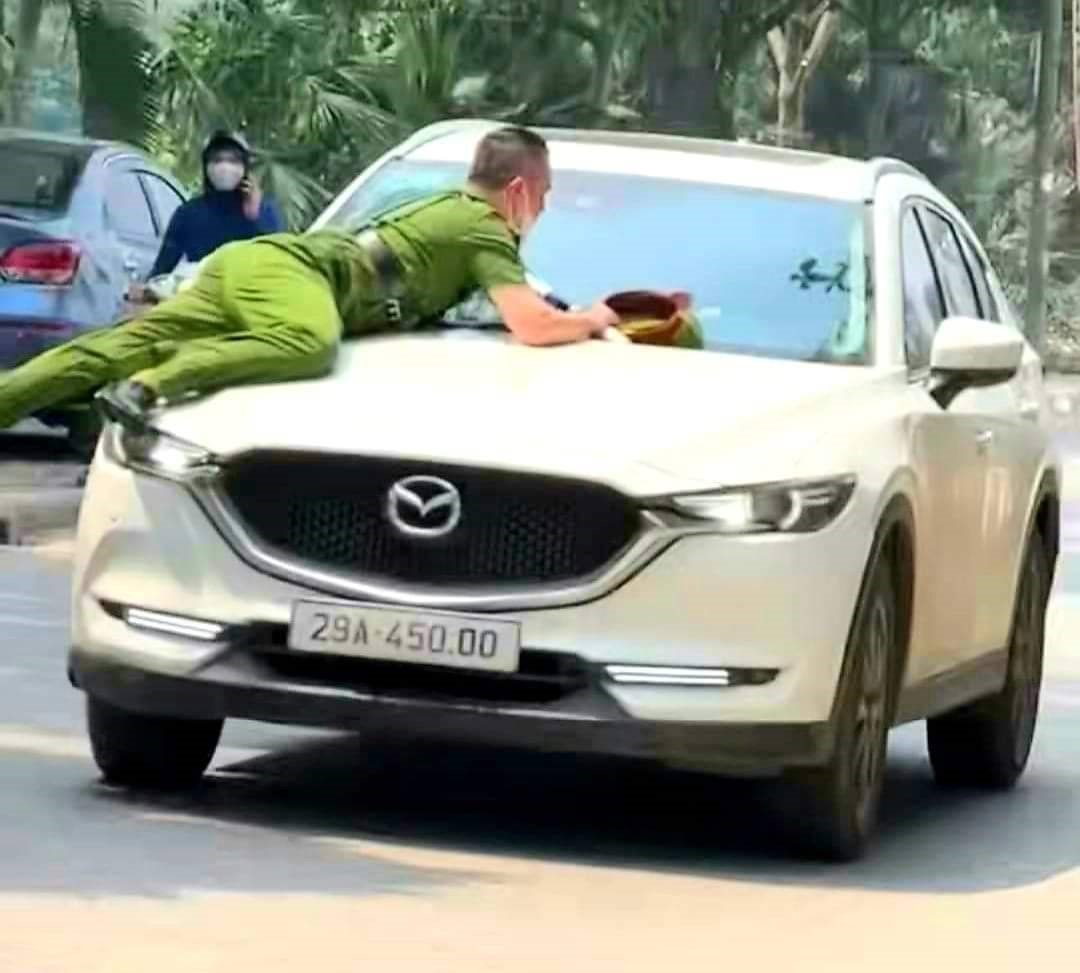 &ldquo;Xế hộp&rdquo; Mazda CX5 lạng l&aacute;ch, hất văng c&ocirc;ng an tr&ecirc;n nắp capo xuống đường- Ảnh 1.