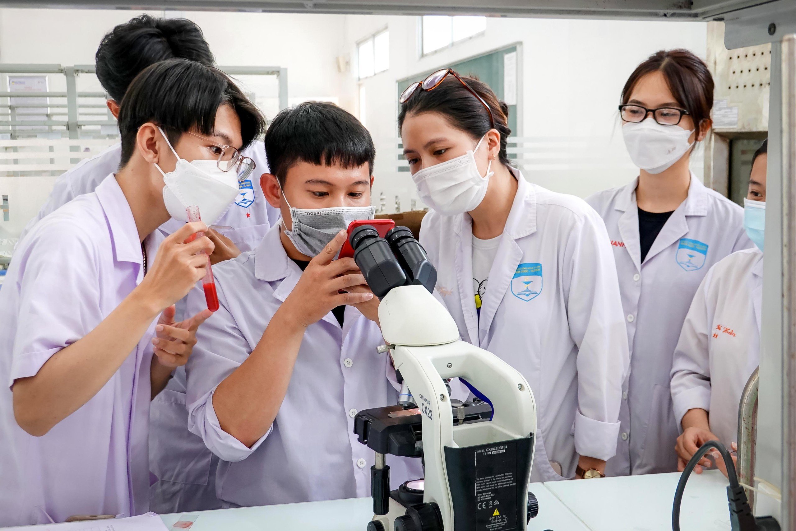 Sinh viên Trường ĐH Công nghệ TP HCM trong giờ thực hànhẢnh: Hoàng Triều
