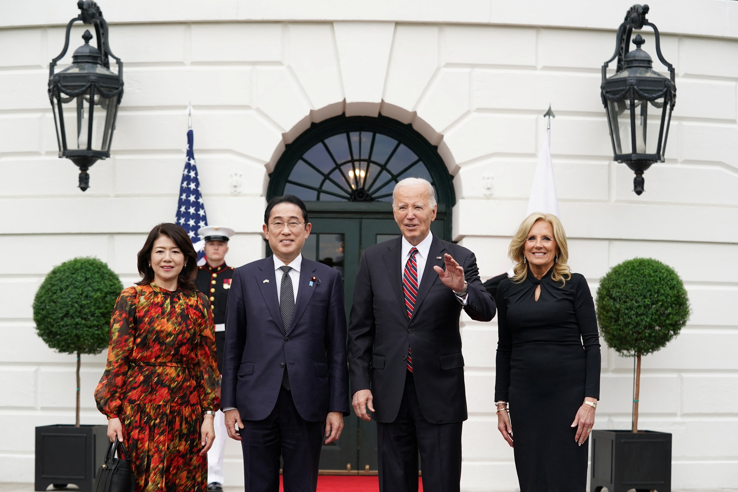Tổng thống Mỹ Joe Biden v&agrave; phu nh&acirc;n ch&agrave;o đ&oacute;n Thủ tướng Nhật Bản Kishida Fumio v&agrave; phu nh&acirc;n tại Nh&agrave; Trắng h&ocirc;m 9-4Ảnh: Reuters