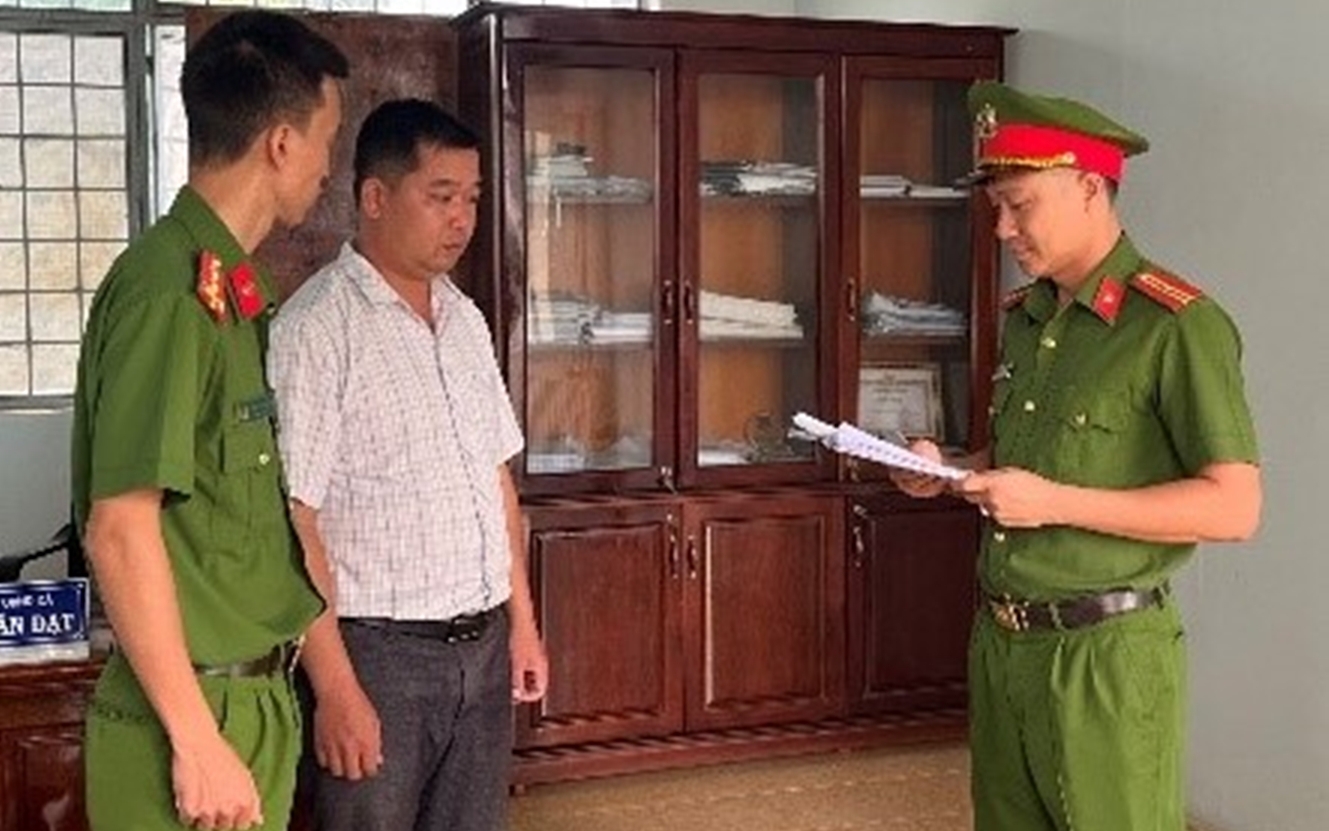 Bắt Giám đốc Văn phòng ĐKĐĐ cấp khống sổ đỏ trên đất người khác