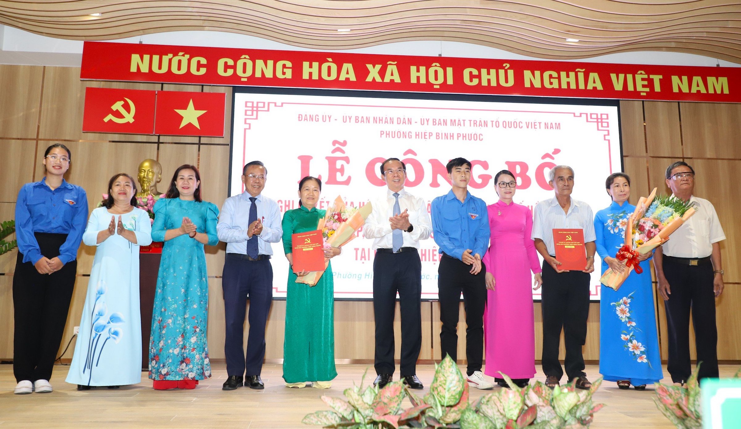 Ủy viên Bộ Chính trị, Bí thư Thành ủy TP HCM Nguyễn Văn Nên trao quyết định cho cán bộ khu phố 2, phường Hiệp Bình Phước, TP Thủ Đức.Ảnh: QUỐC ANH