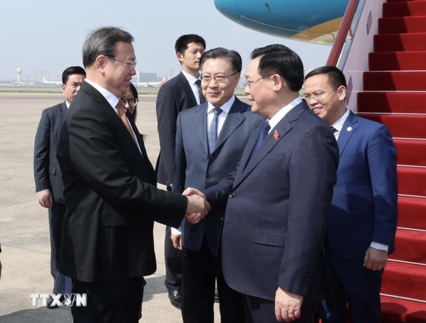 Chủ tịch QH Vương Đ&igrave;nh Huệ thăm Trung t&acirc;m lập ph&aacute;p Hồng Kiều ở Thượng Hải- Ảnh 1.