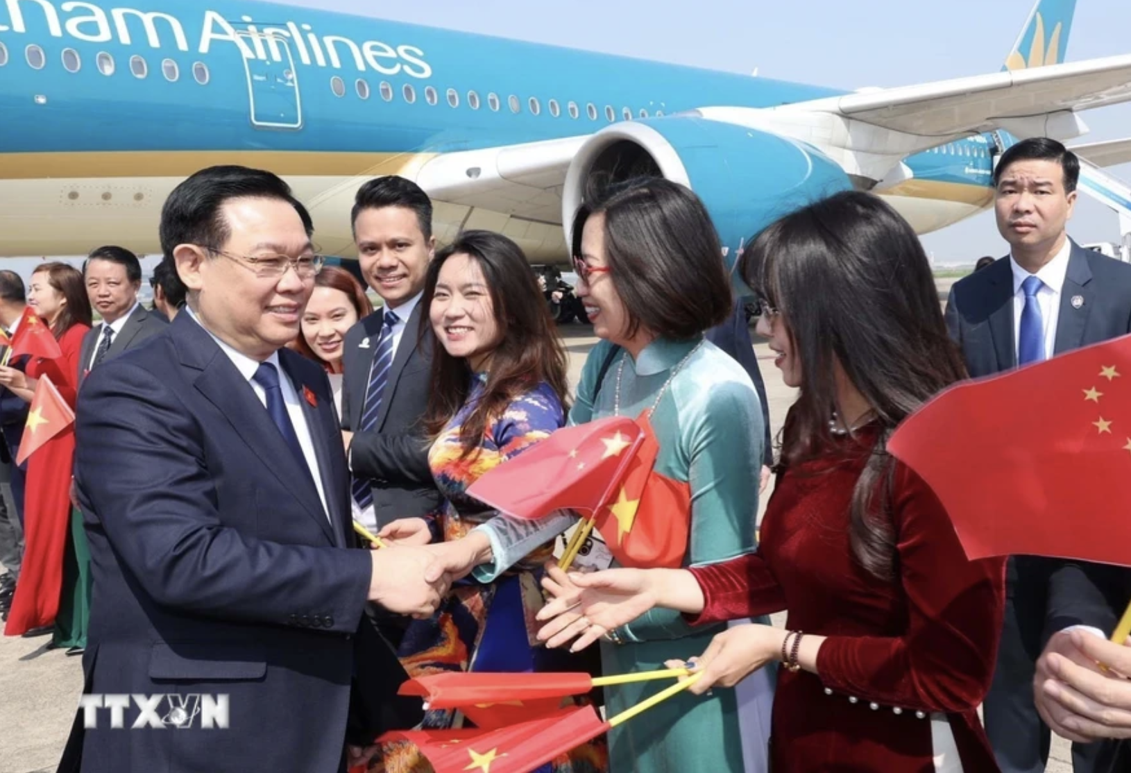 Chủ tịch QH Vương Đ&igrave;nh Huệ thăm Trung t&acirc;m lập ph&aacute;p Hồng Kiều ở Thượng Hải- Ảnh 4.