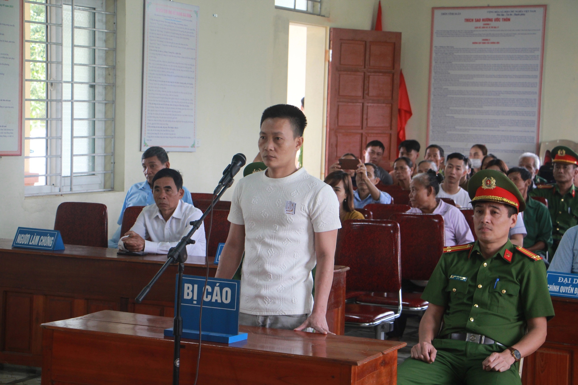 Say rượu, người đ&agrave;n &ocirc;ng ở H&agrave; Tĩnh cầm dao l&ecirc;n trụ sở ủy ban x&atilde; đ&ograve;i tự tử- Ảnh 1.