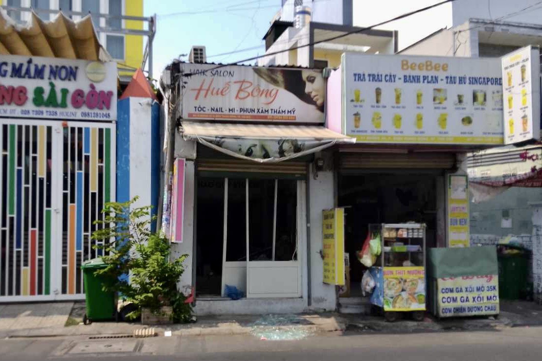 TP Thủ Đức: Sau tiếng nổ trong tiệm t&oacute;c, 1 nam, 1 nữ nhập viện- Ảnh 1.