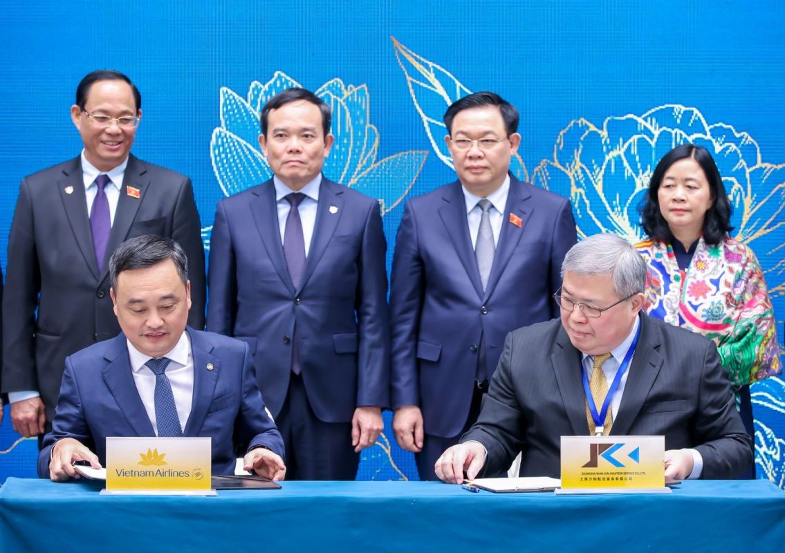 Hình 3. Đại diện Tổng công ty Hàng không Việt Nam và Công ty TNHH Dịch vụ Hàng không Vạn Quân Thượng Hải ký biên bản ghi nhớ hợp tác khai thác thương mại hàng hóa (1)