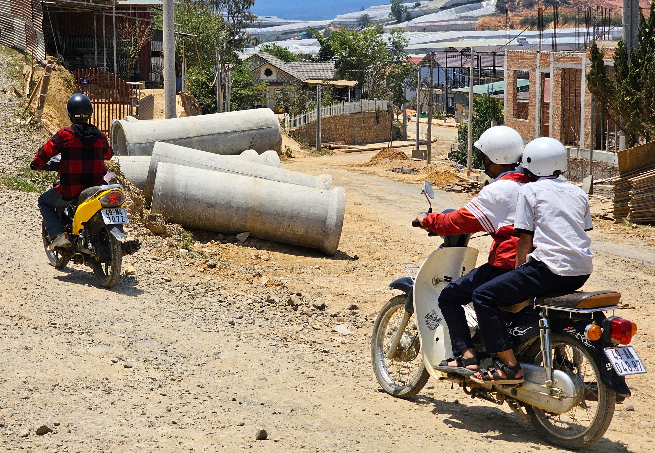 L&acirc;m Đồng: Học sinh mờ mắt đi học tr&ecirc;n con đường bụi 