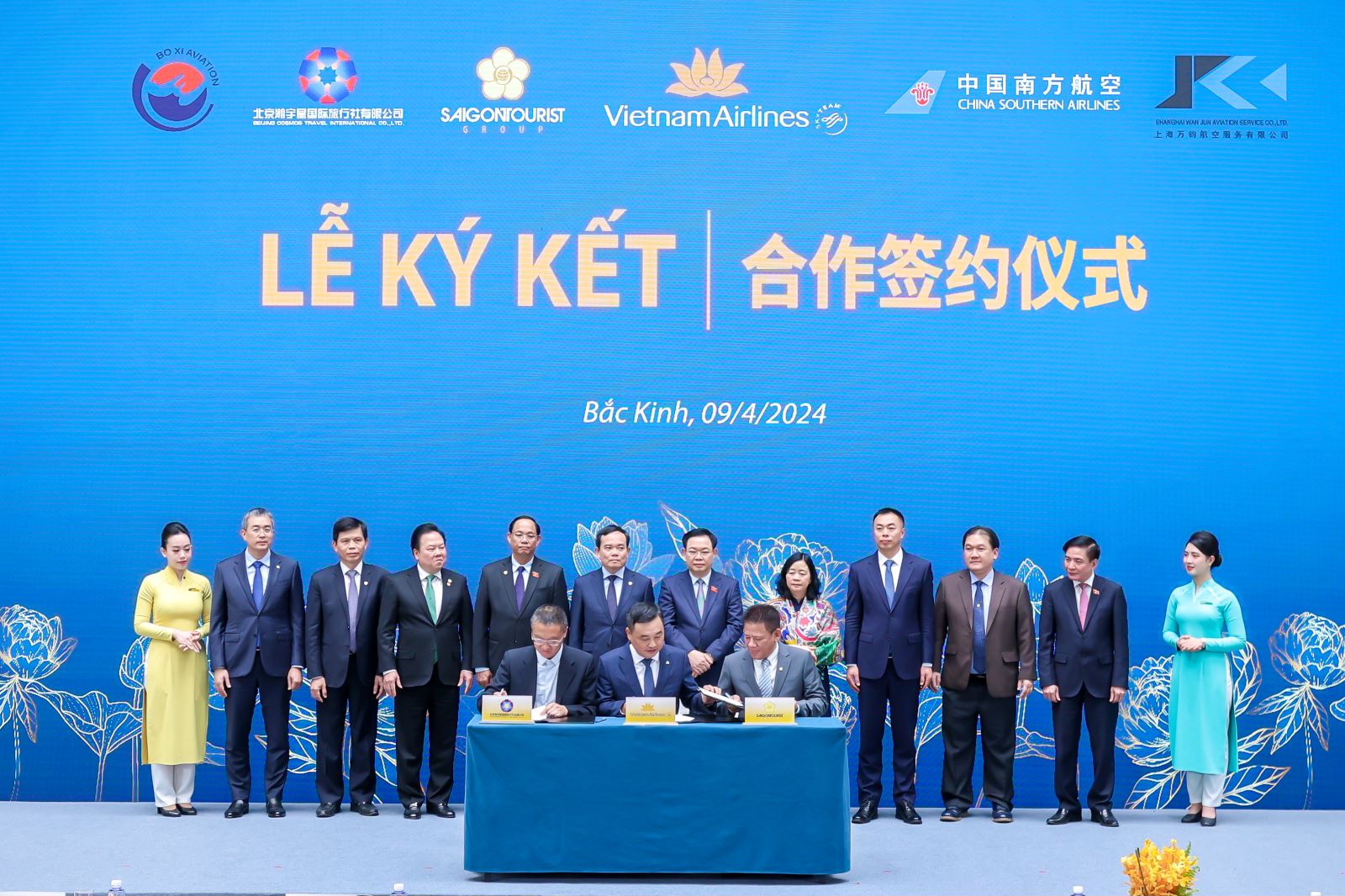 Hình 2. Đại diện Vietnam Airlines, Saigontourist và Beijing Cosmos Travel International Co