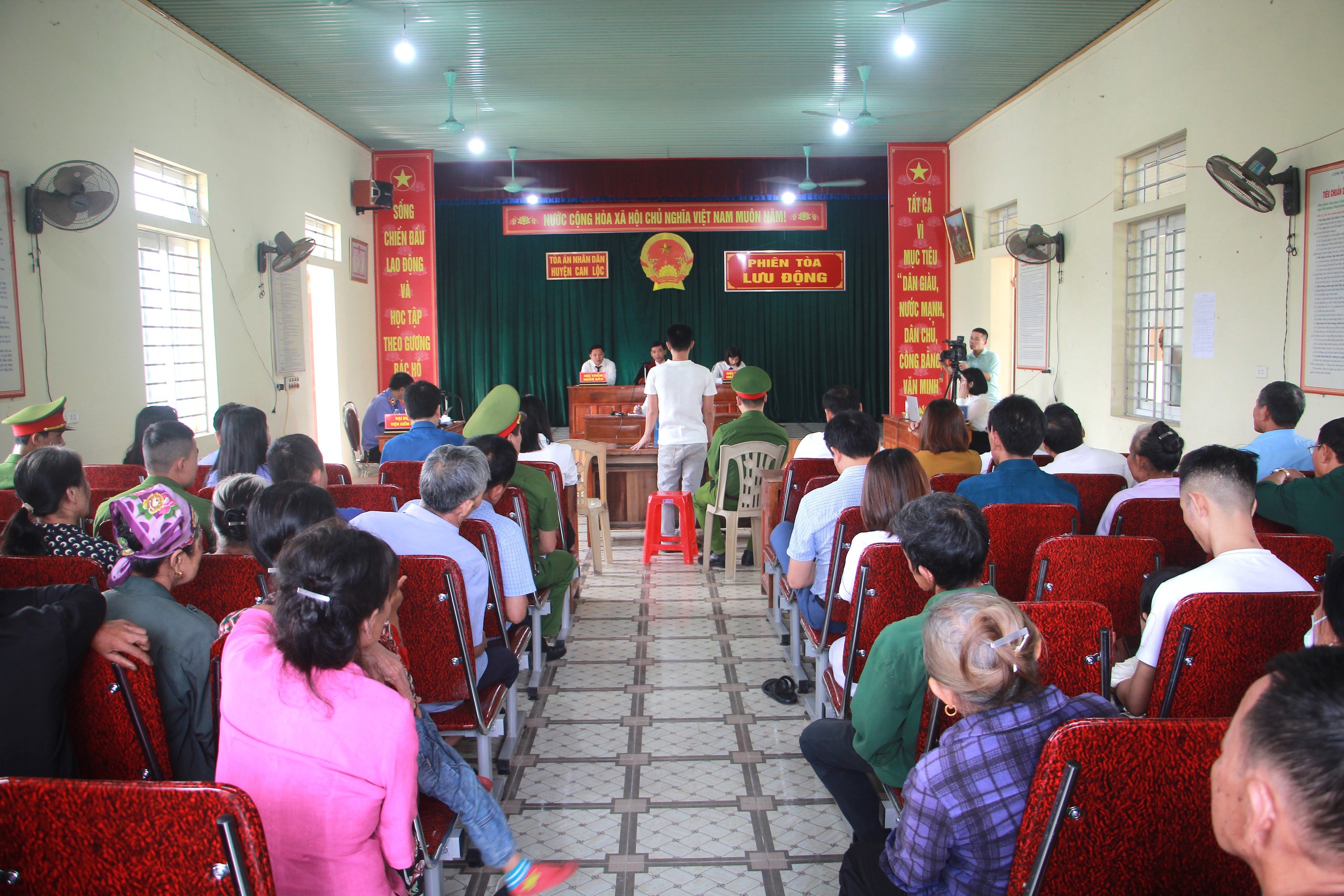 Say rượu, người đ&agrave;n &ocirc;ng ở H&agrave; Tĩnh cầm dao l&ecirc;n trụ sở ủy ban x&atilde; đ&ograve;i tự tử- Ảnh 2.