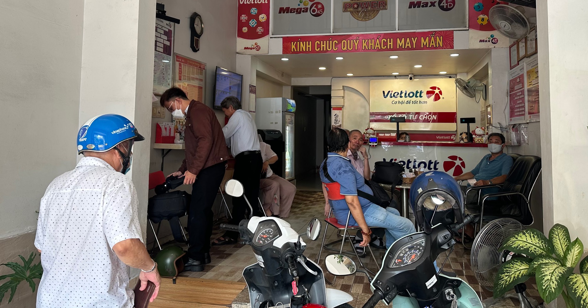 Giải Jackpot 1 hơn 300 tỉ đồng chưa có chủ nhân, vé số Vietlott nóng lên- Ảnh 1.