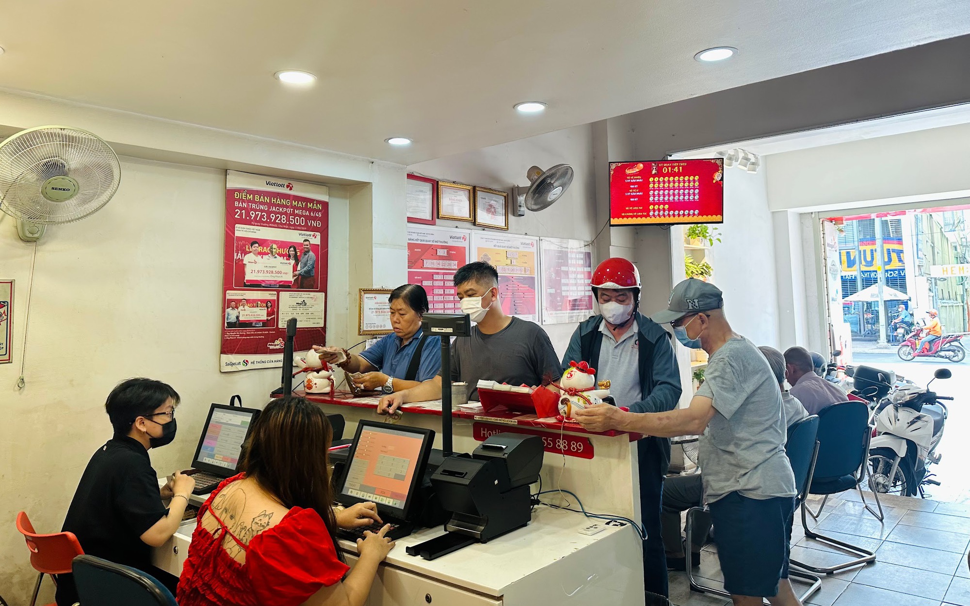 Giải Jackpot 1 hơn 300 tỉ đồng chưa có chủ nhân, vé số Vietlott nóng lên