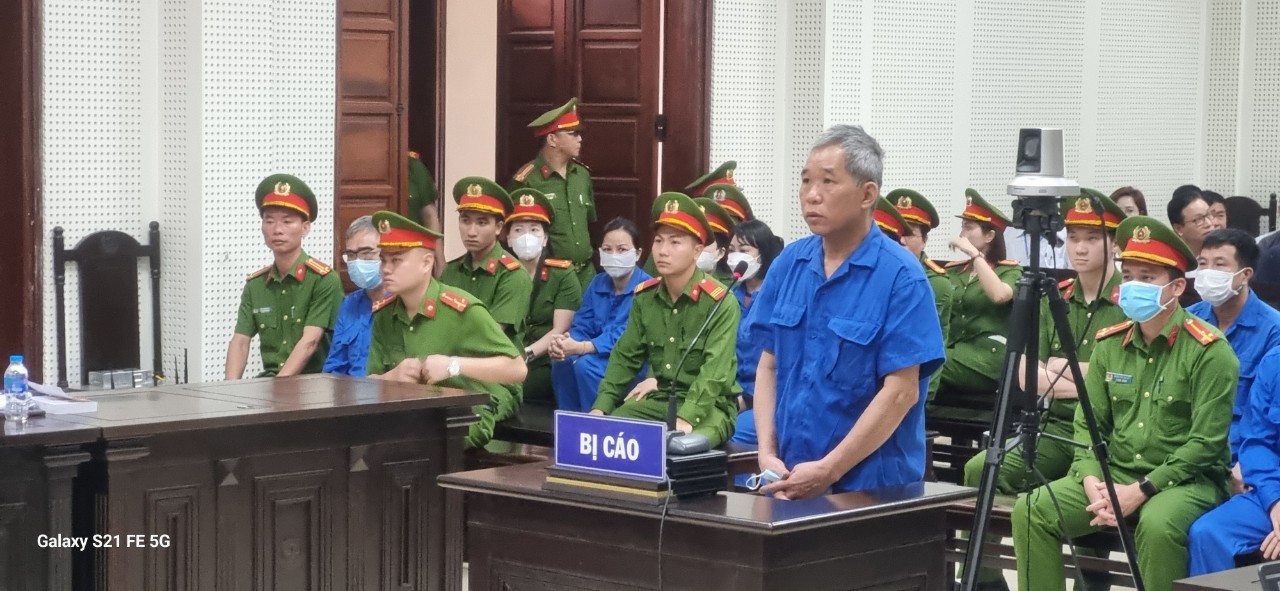 Bị c&aacute;o Đỗ Hữu Ca ra t&ograve;a c&ugrave;ng 12 bị c&aacute;o- Ảnh 5.