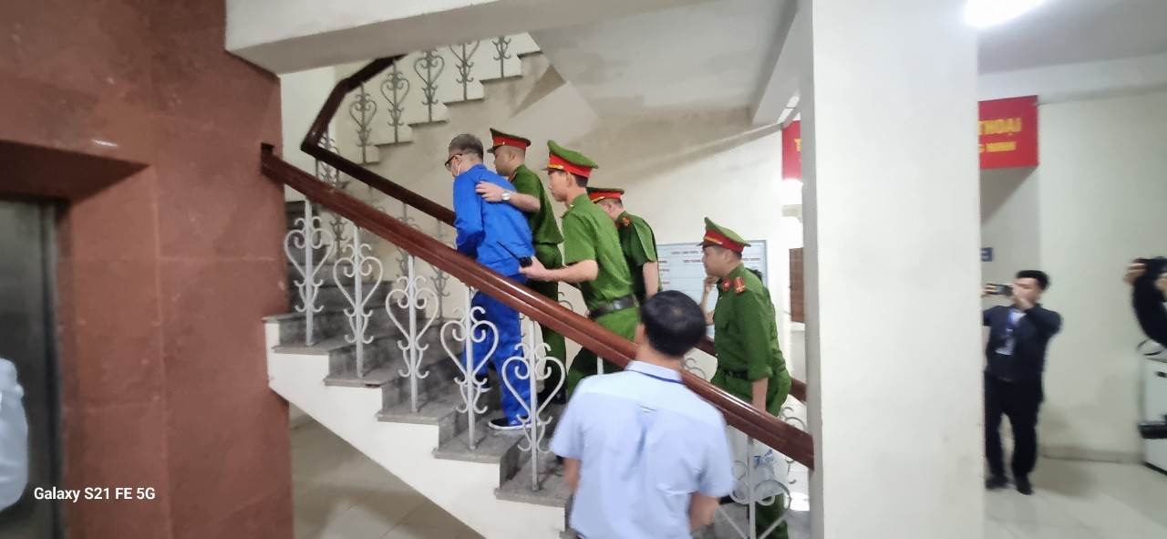 Bị c&aacute;o Đỗ Hữu Ca ra t&ograve;a c&ugrave;ng 12 bị c&aacute;o- Ảnh 3.