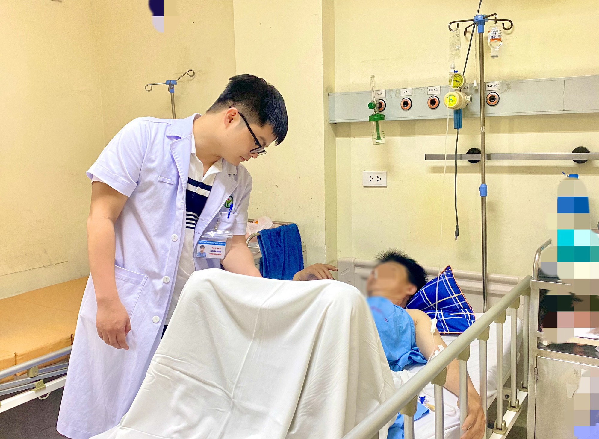 Người đ&agrave;n &ocirc;ng bị m&aacute;y cưa ch&eacute;m su&yacute;t đứt "của qu&yacute;"- Ảnh 1.