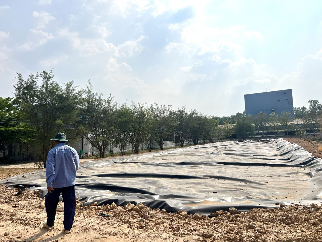 Hiện trại gà đã phủ bạt HDPE chống thấm tránh phát sinh mùi hôi