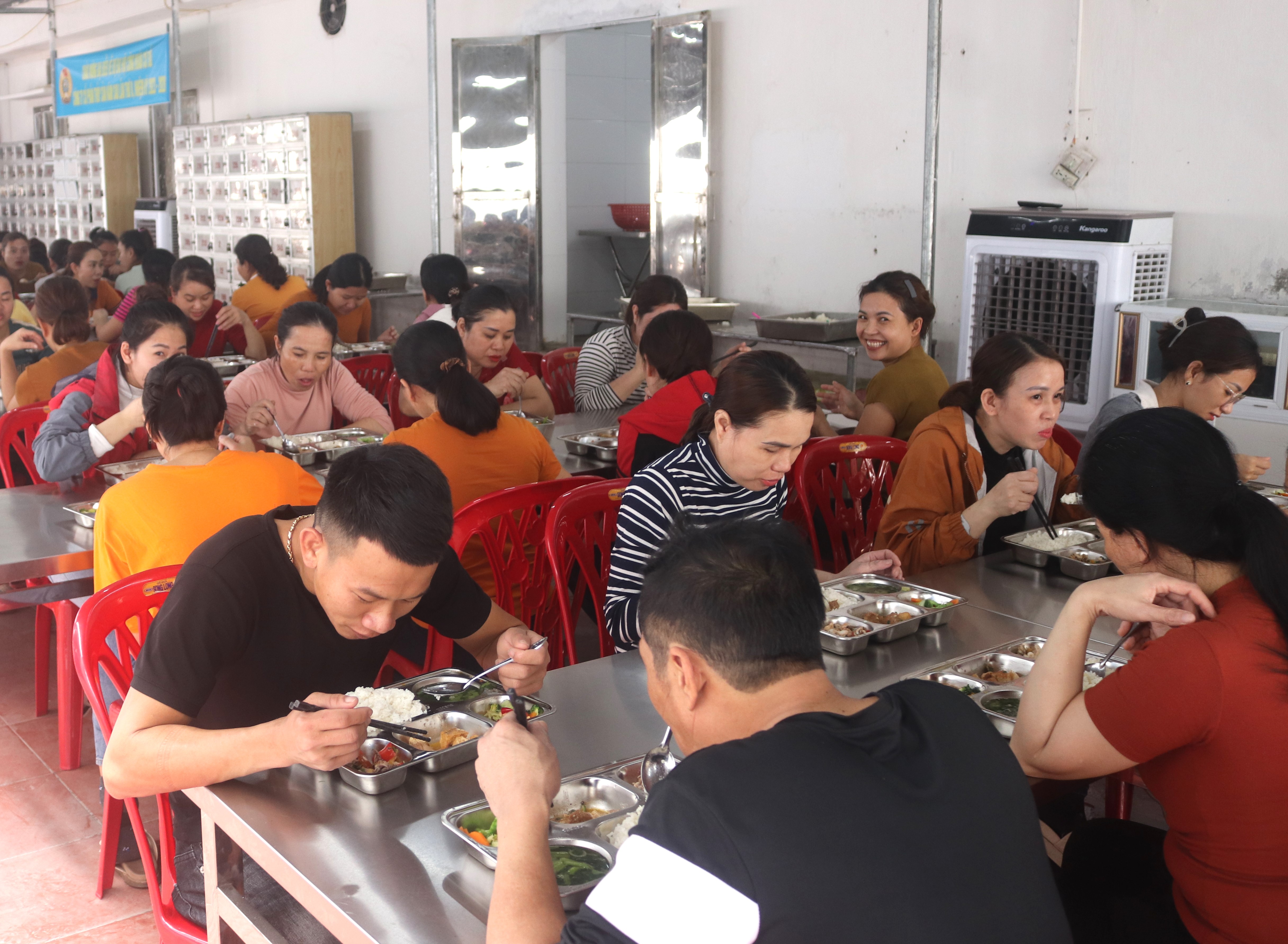 Chăm chút bữa ăn giữa ca của công nhân- Ảnh 1.