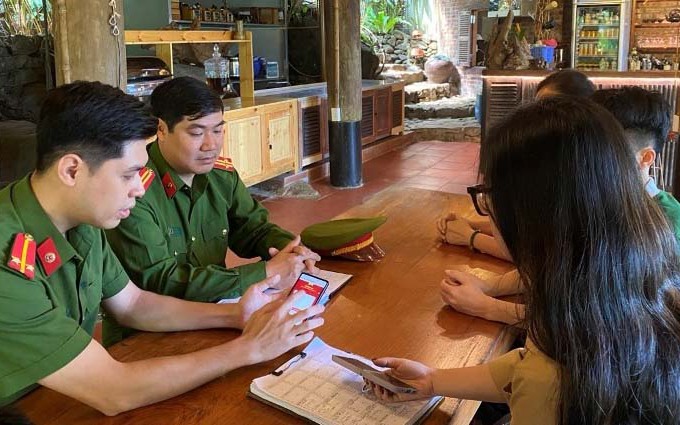 Nhận cuộc gọi lạ xưng công an, 2 người suýt mất 820 triệu đồng