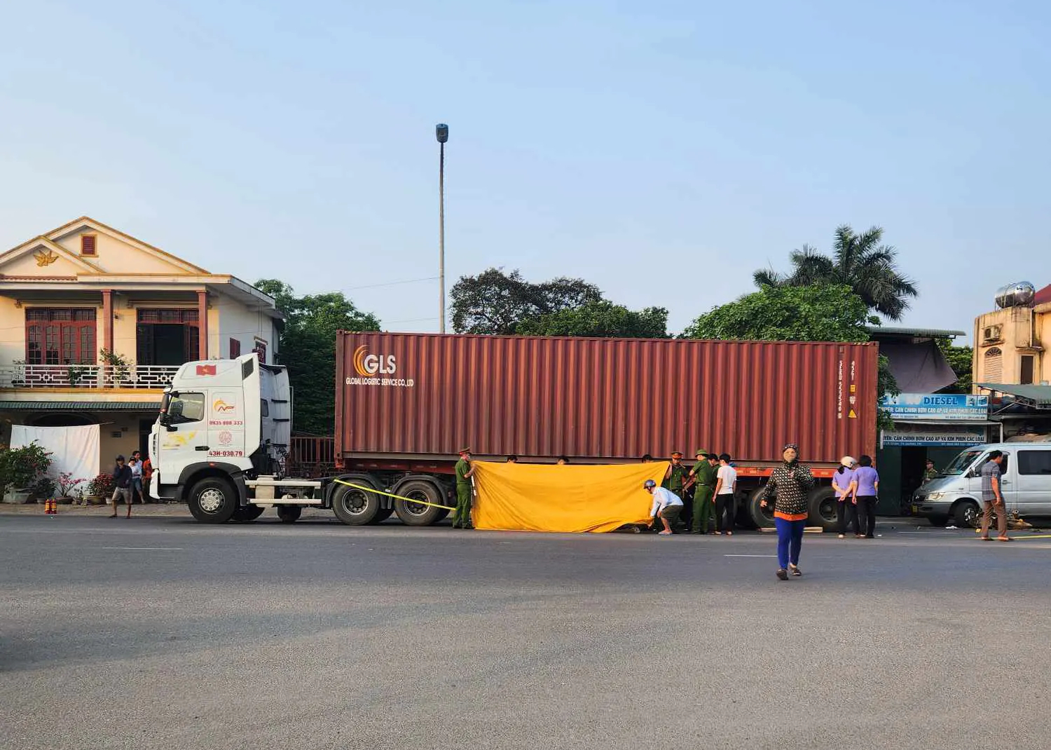 Nam thanh ni&ecirc;n tử vong sau va chạm với xe container, xe &ocirc; t&ocirc; tr&ecirc;n Quốc lộ 1- Ảnh 1.