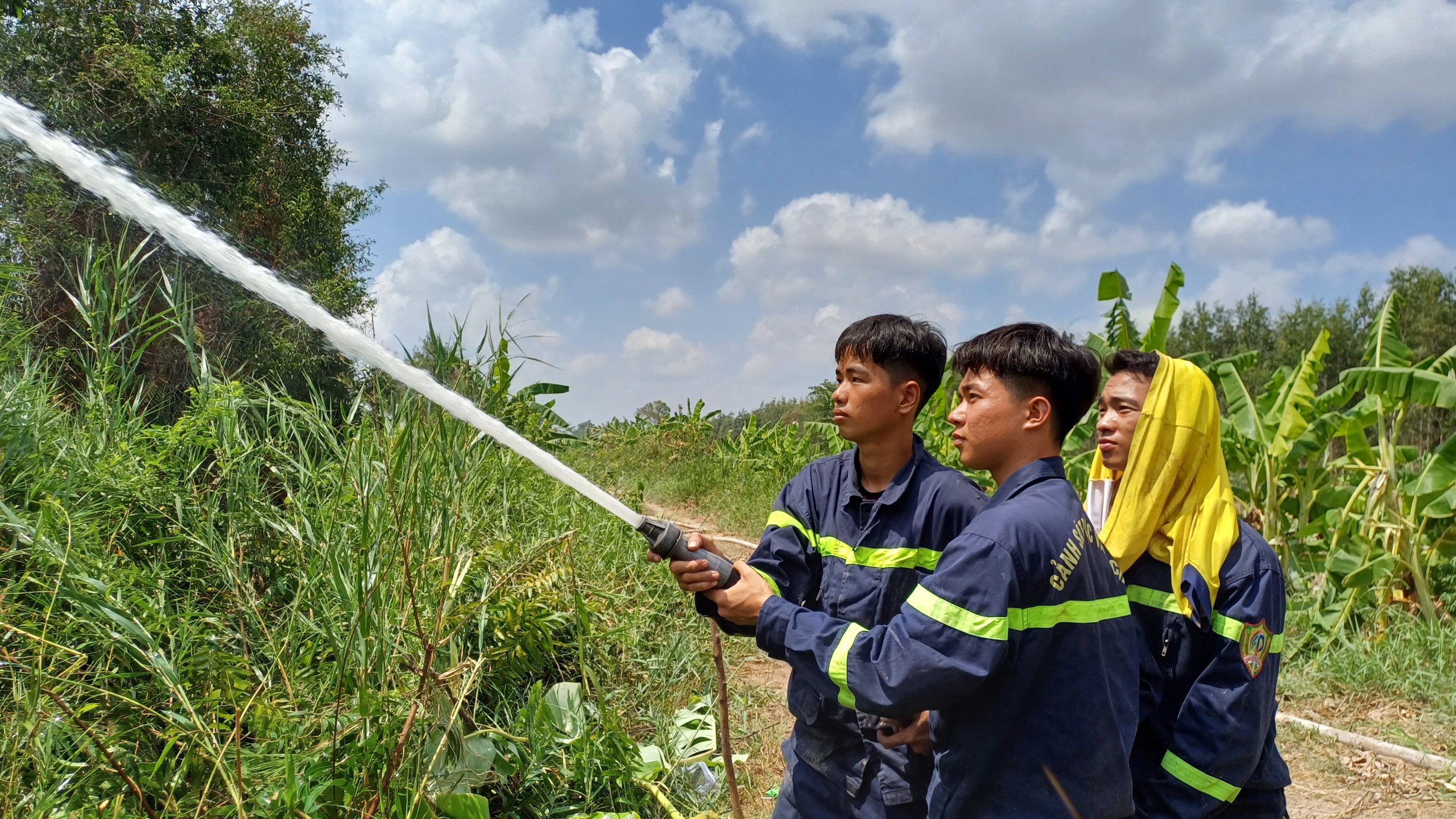 Khung cảnh hoang tàn sau 16 giờ cháy rừng tràm Cà Mau - Ảnh 12.