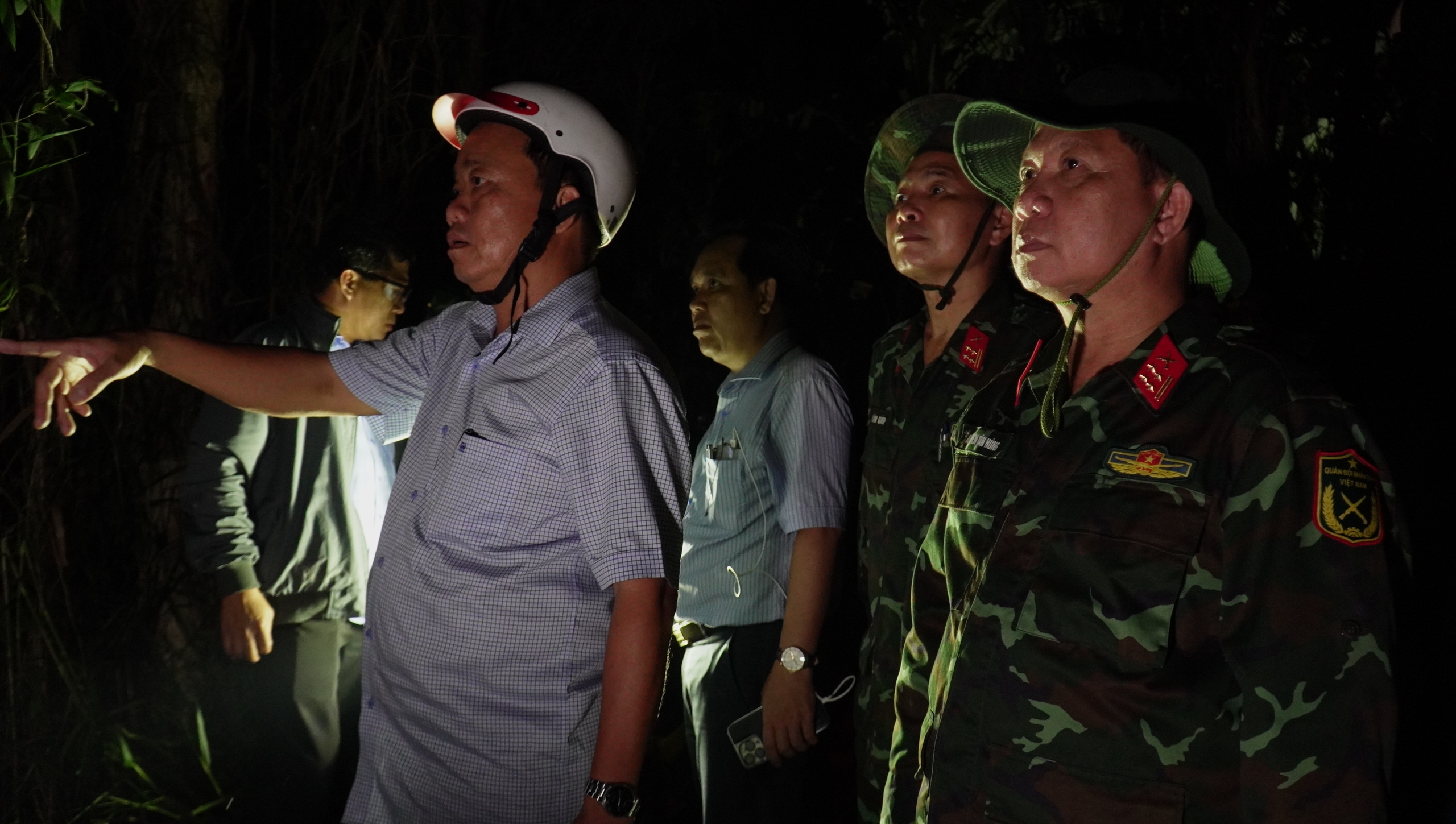 Khung cảnh hoang tàn sau 16 giờ cháy rừng tràm Cà Mau - Ảnh 5.