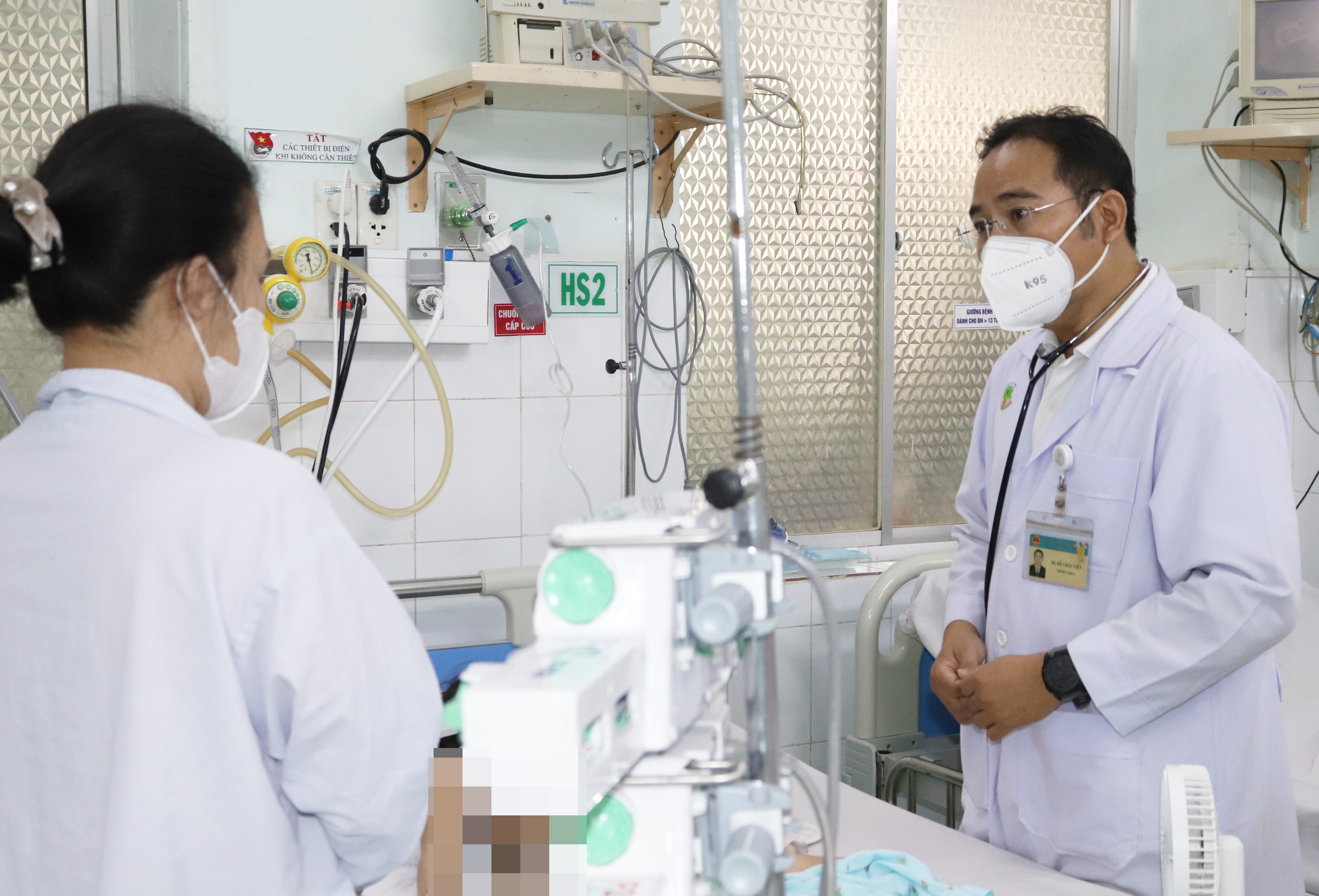 Cứu b&eacute; g&aacute;i người Campuchia bị sốt xuất huyết nguy kịch - Ảnh 1.