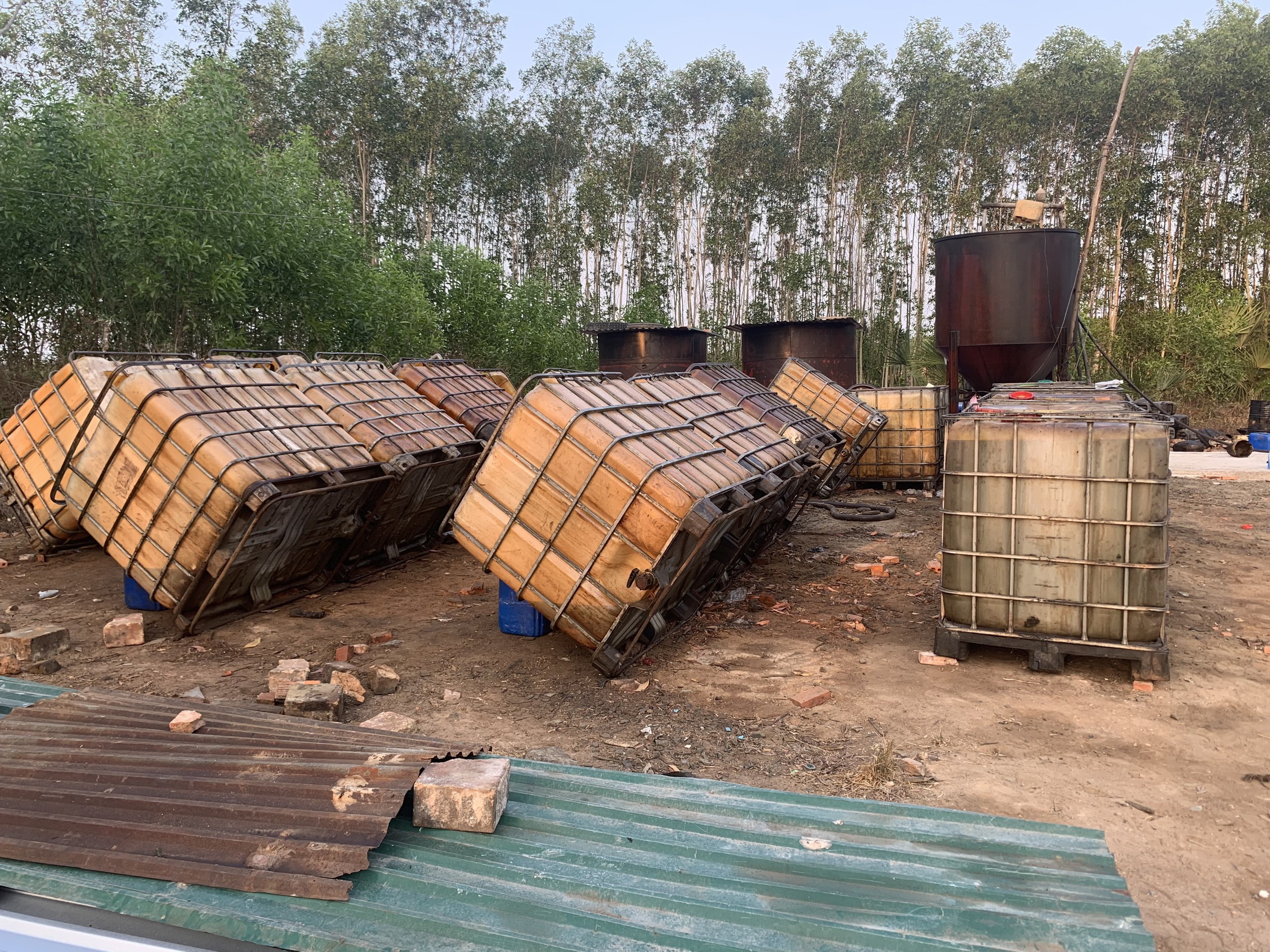 Cảnh s&aacute;t đột nhập điểm t&aacute;i chế nhớt thải giữa rừng, thu giữ hơn 11.000 l&iacute;t nhớt c&aacute;c loại- Ảnh 1.